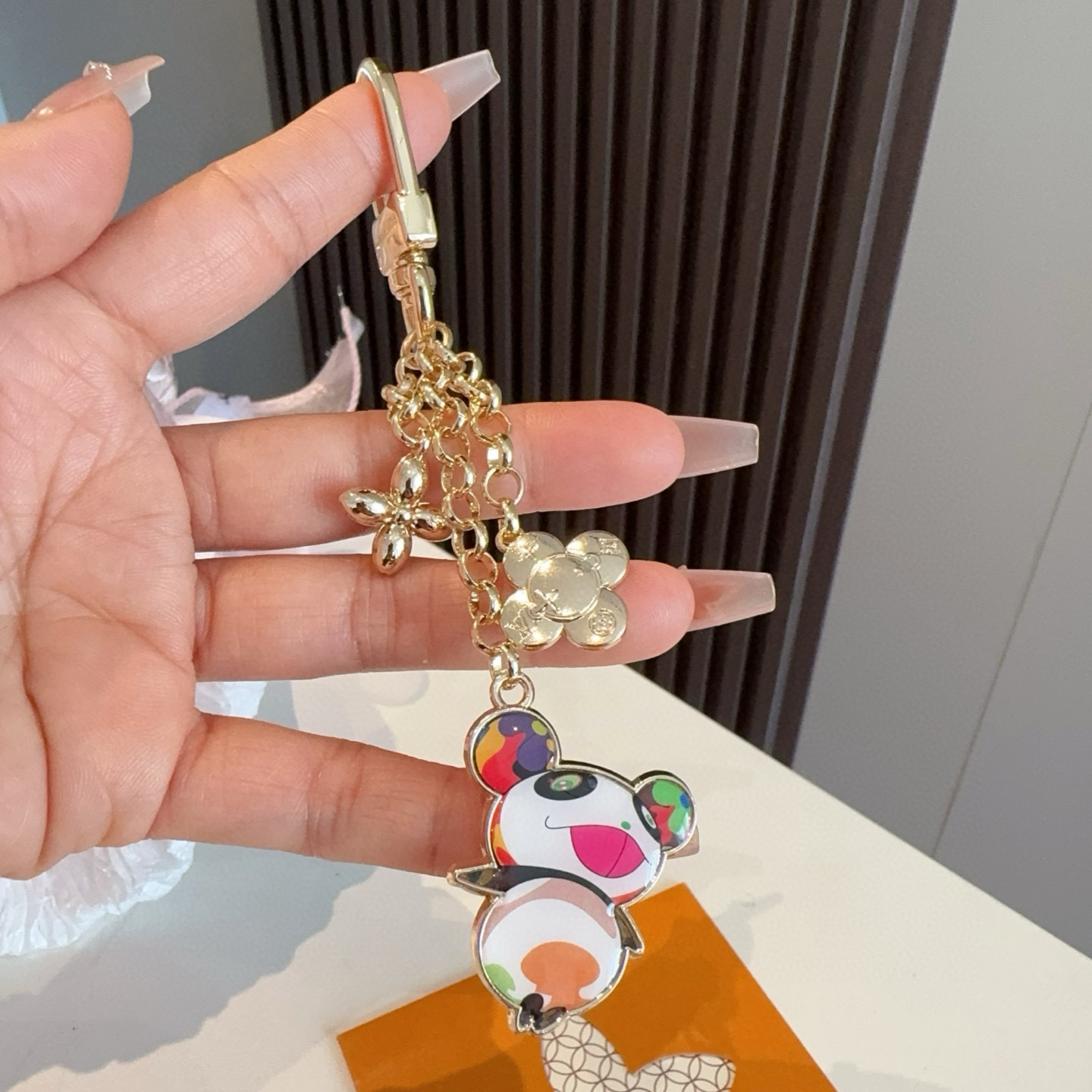 。LV村上隆熊猫人钥匙扣包包挂饰 LV X TM LV ICONIC
SUPERFLAT 钥匙扣
路易威