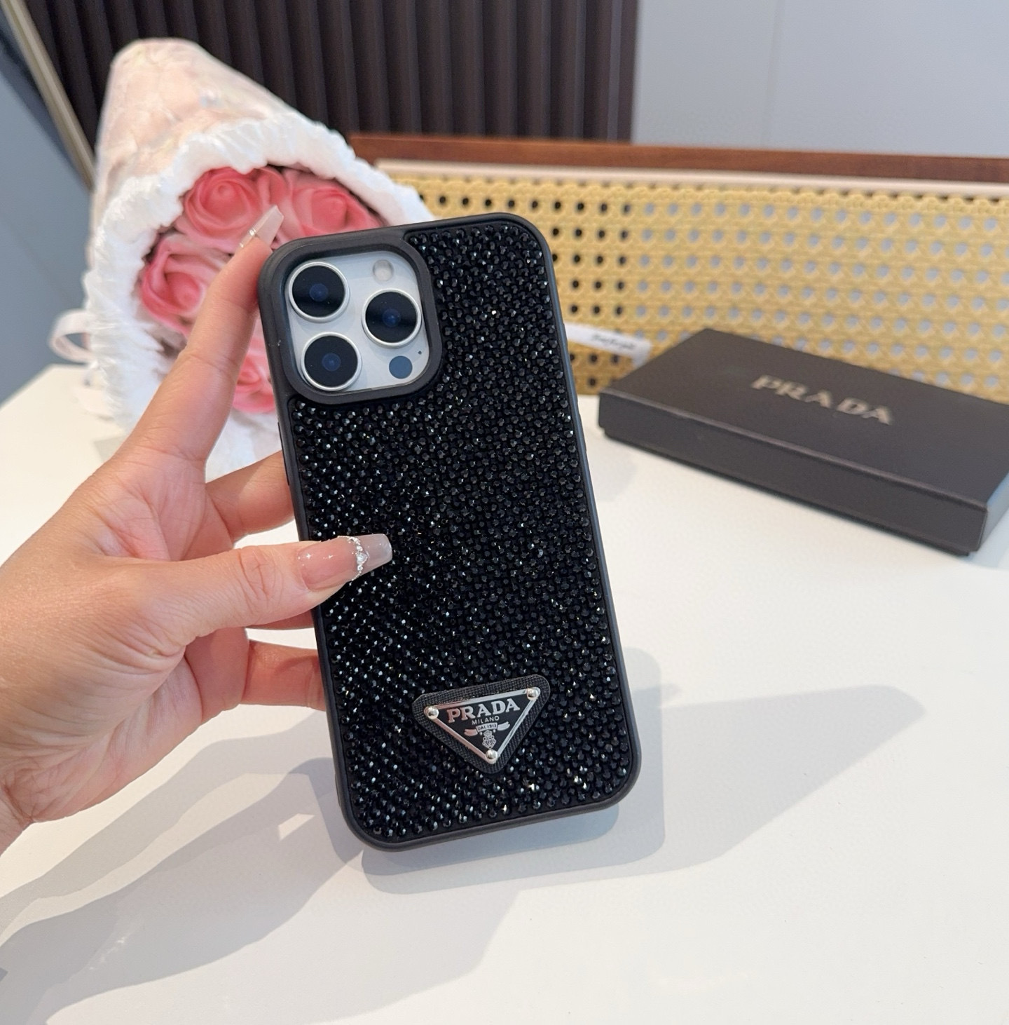 。Prada 官网同款手机壳 全包壳 普拉达手机壳 纯手工贴钻 bingbing
型号:为了不