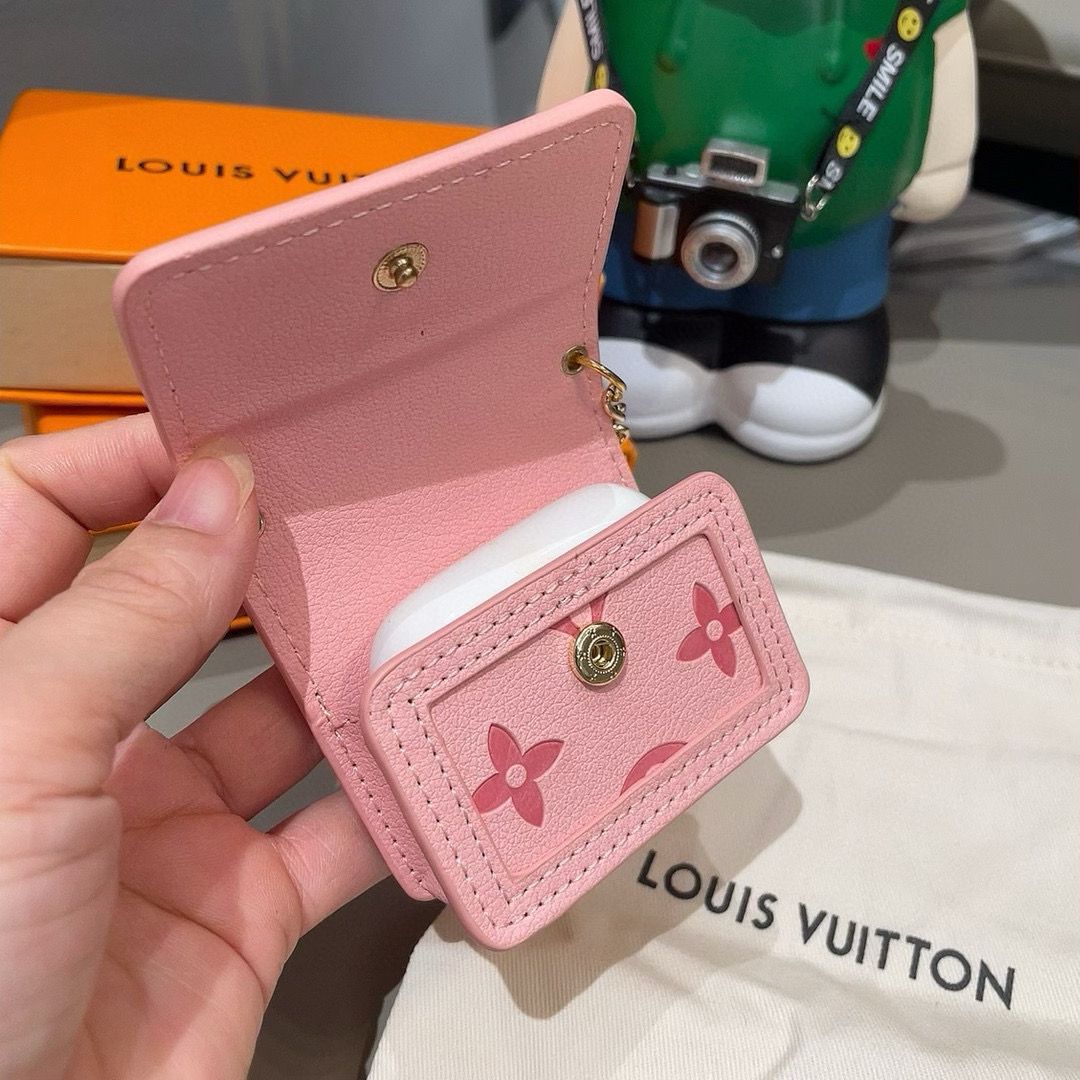  🆕LV通用蓝牙耳机包，LV压花钥匙扣耳机包，挂饰包饰！配长链条🉑️斜挎，挂包包 方便携带！