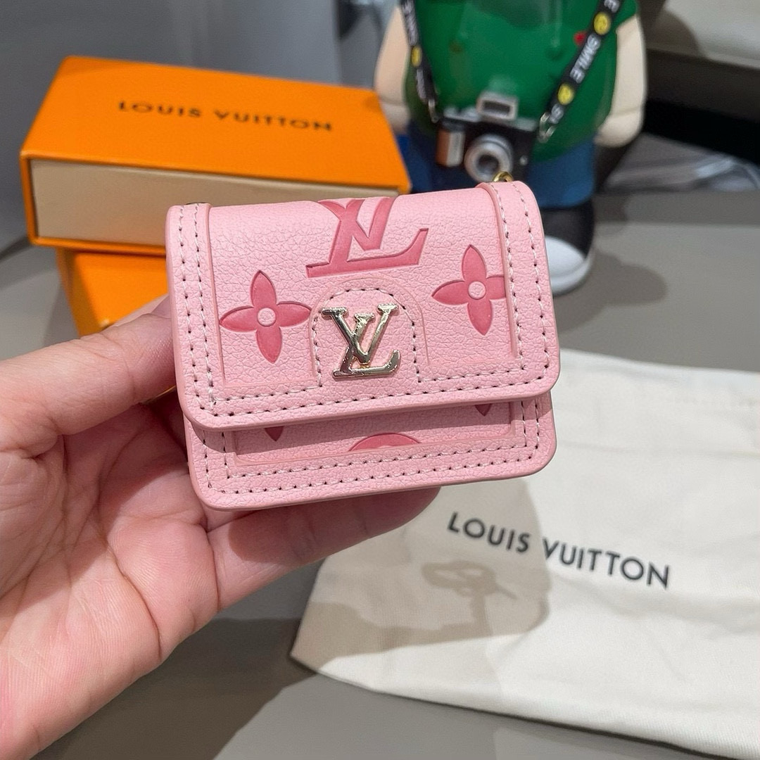  🆕LV通用蓝牙耳机包，LV压花钥匙扣耳机包，挂饰包饰！配长链条🉑️斜挎，挂包包 方便携带！
