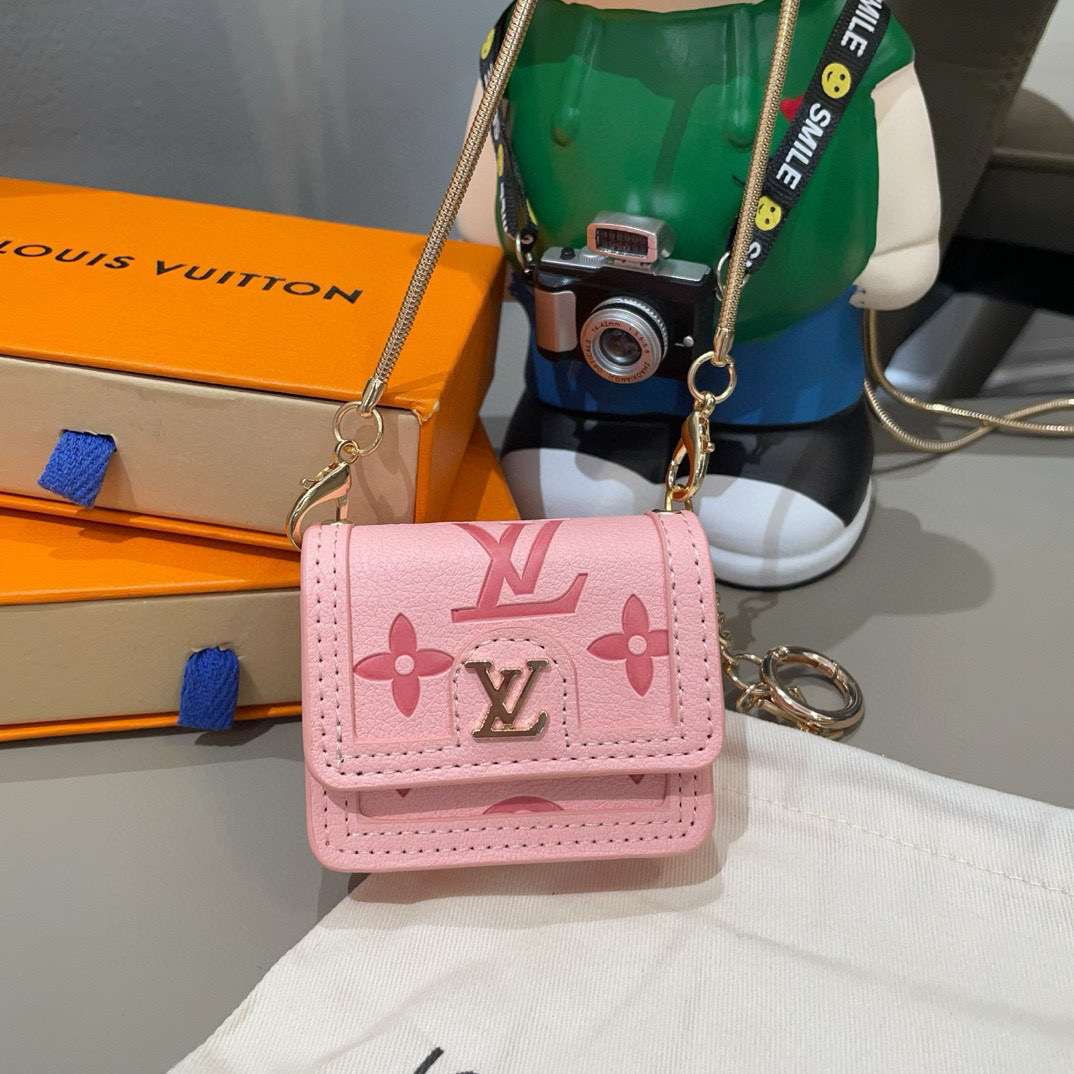  🆕LV通用蓝牙耳机包，LV压花钥匙扣耳机包，挂饰包饰！配长链条🉑️斜挎，挂包包 方便携带！
