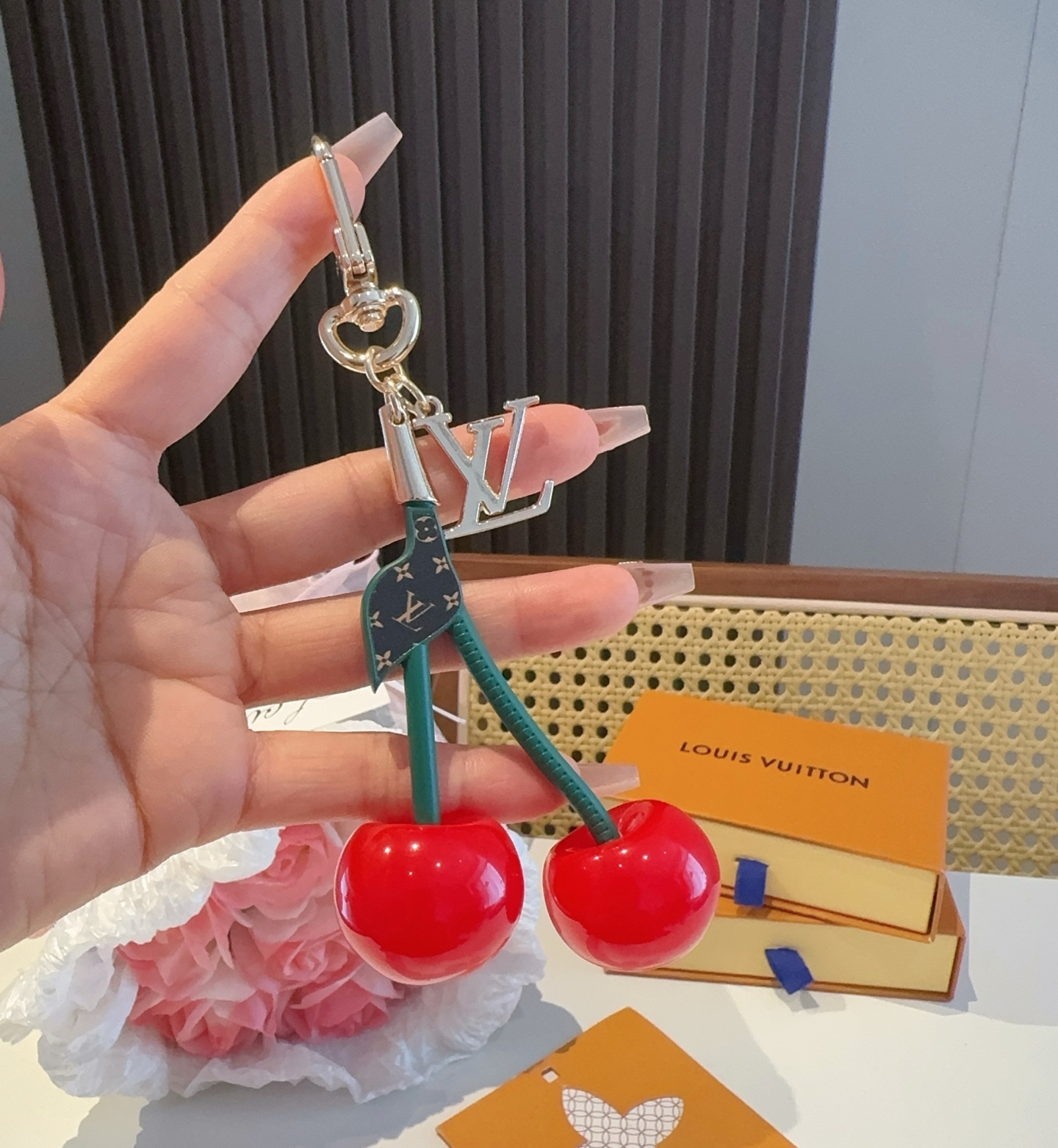 
 🆕LV 钥匙扣 包包挂件x TM LV Cerise 包饰出自路易威登 村上隆复刻系列，以莹泽金属和