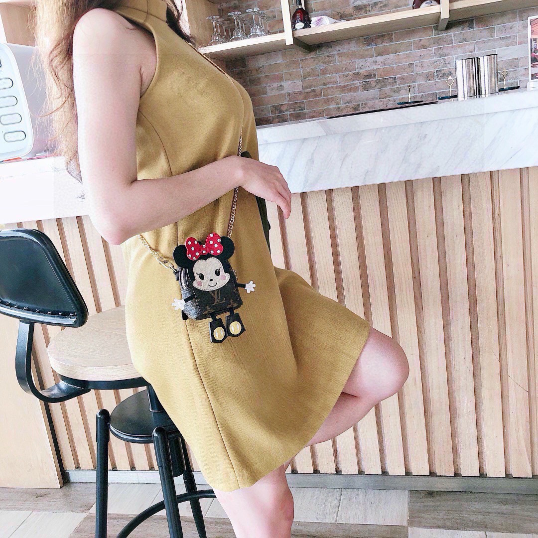 ❤️限定款迷你款米妮、乔巴双肩包饰钥匙扣挂件 （配链条⛓可当斜跨小包）
💐手工定制  采用进口PU材质搭