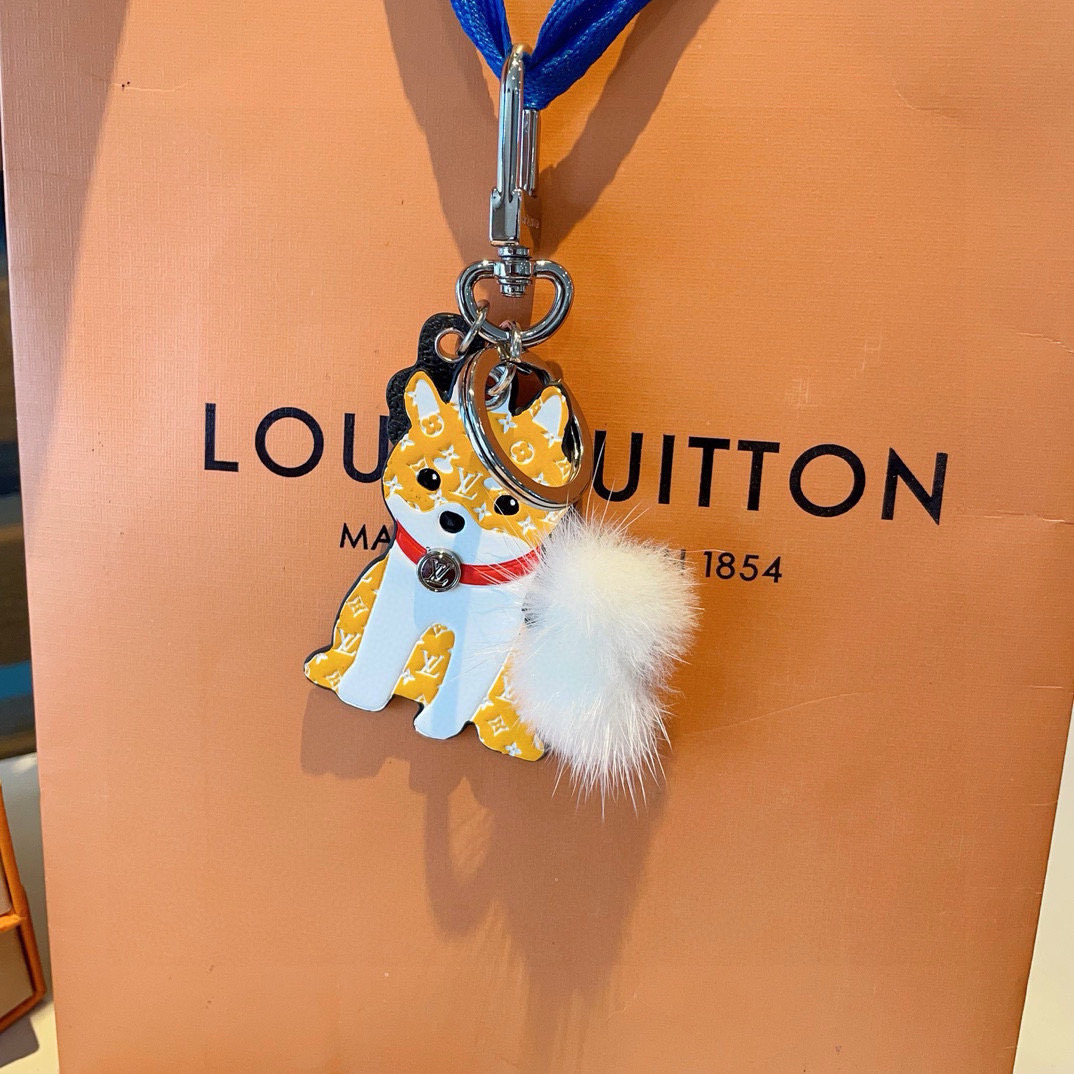  🆕LOUIS VUITTON官网M00994柴犬水貂毛球钥匙扣挂件  LV包饰与钥匙扣。
✨借鉴旅行袋