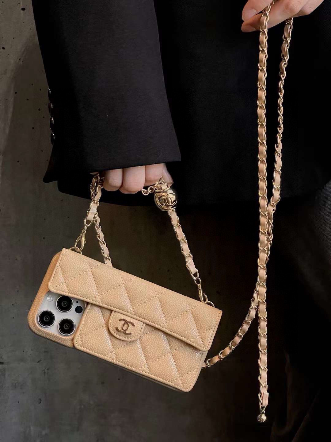 💃CHANEL💠香奈儿火爆时尚圈的手机壳
真香系列 热爆美拉德色系
专柜同款⛓链条双C小金球可调节链