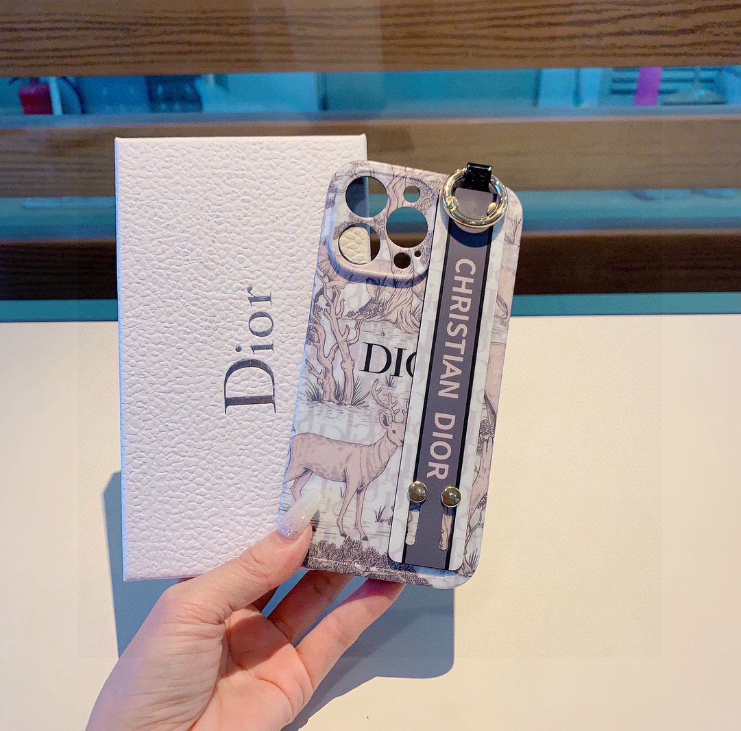 ✨今日新款.Dior腕带款手机壳，迪奥森林物语 直边相框 全包磨砂软壳
型号：为了不出现报错型号，请打开