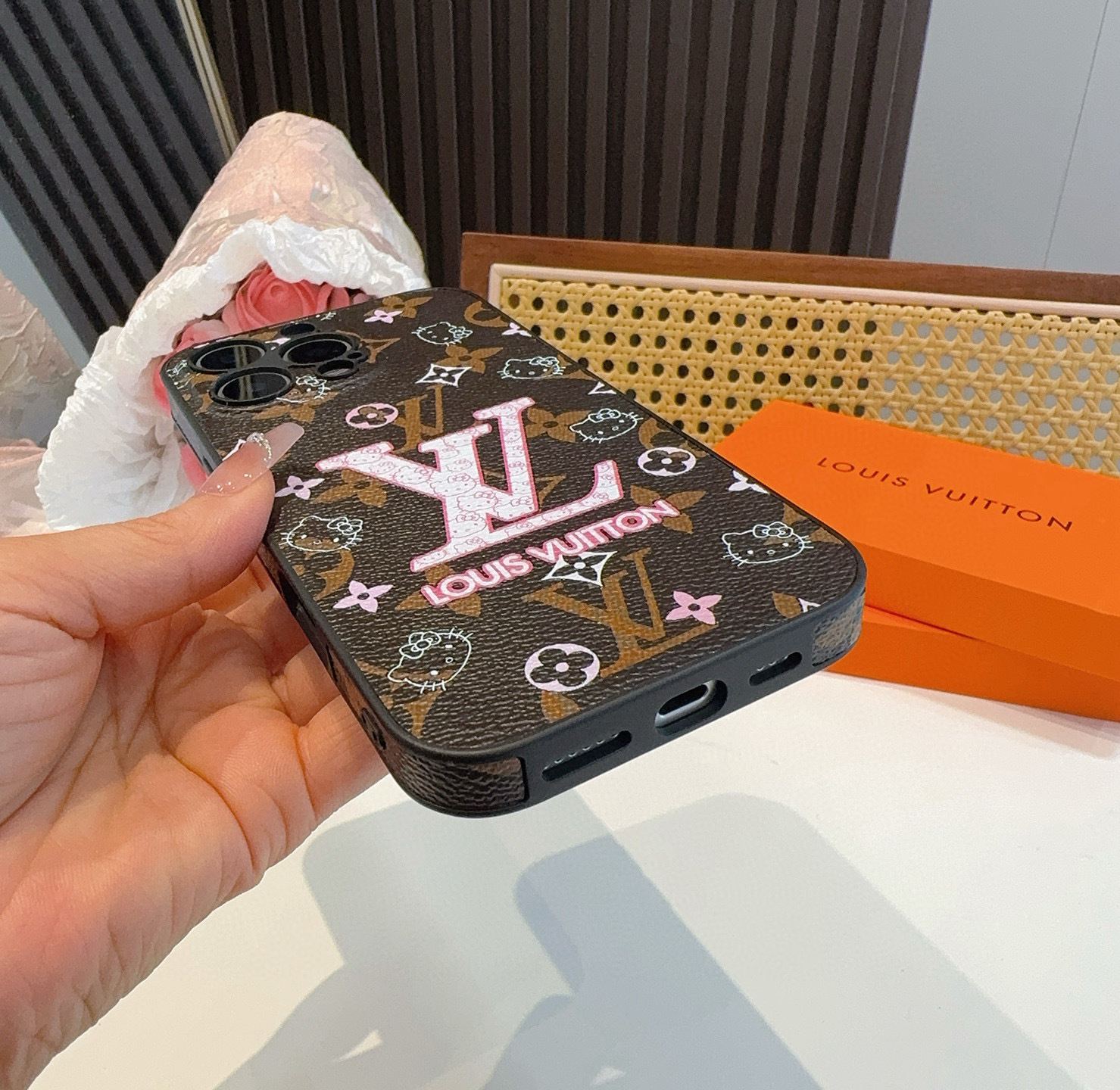 。Lv精孔全包围边皮质手机壳
型号:为了不出现报错型号,请打开本机查看手机设置显示的型号⚠️⚠️⚠️