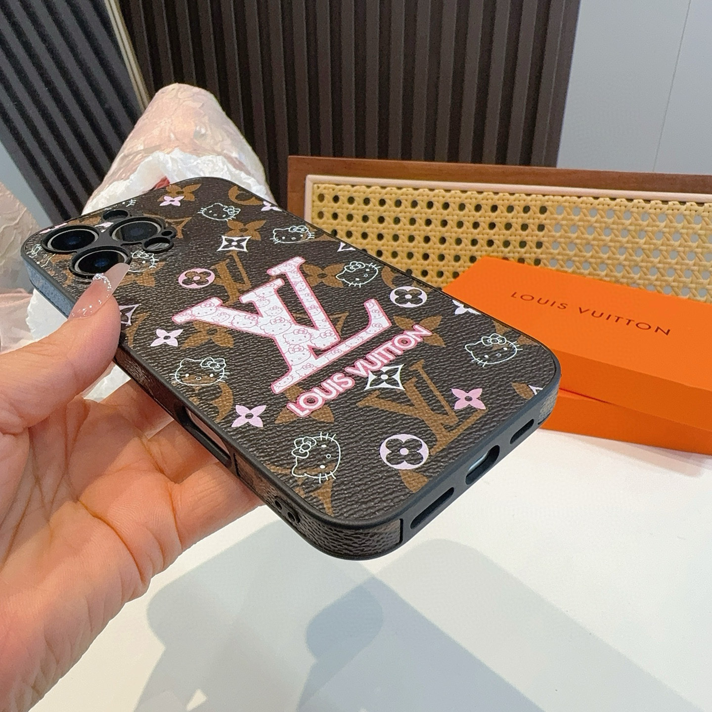 。Lv精孔全包围边皮质手机壳
型号:为了不出现报错型号,请打开本机查看手机设置显示的型号⚠️⚠️⚠️
