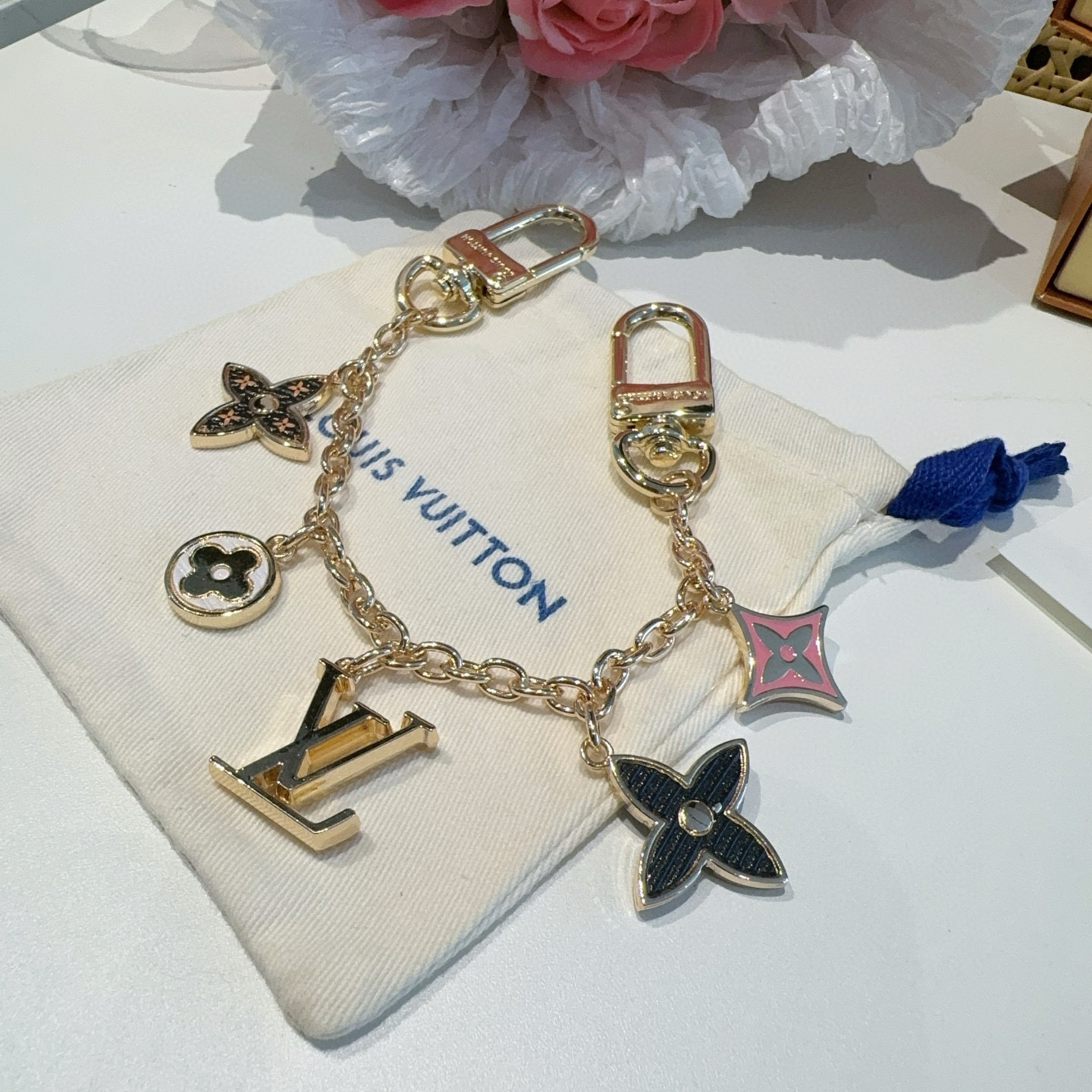  。lv钥匙扣 官网M01188  包包挂饰
SPring Street Chain 包饰将 Monog