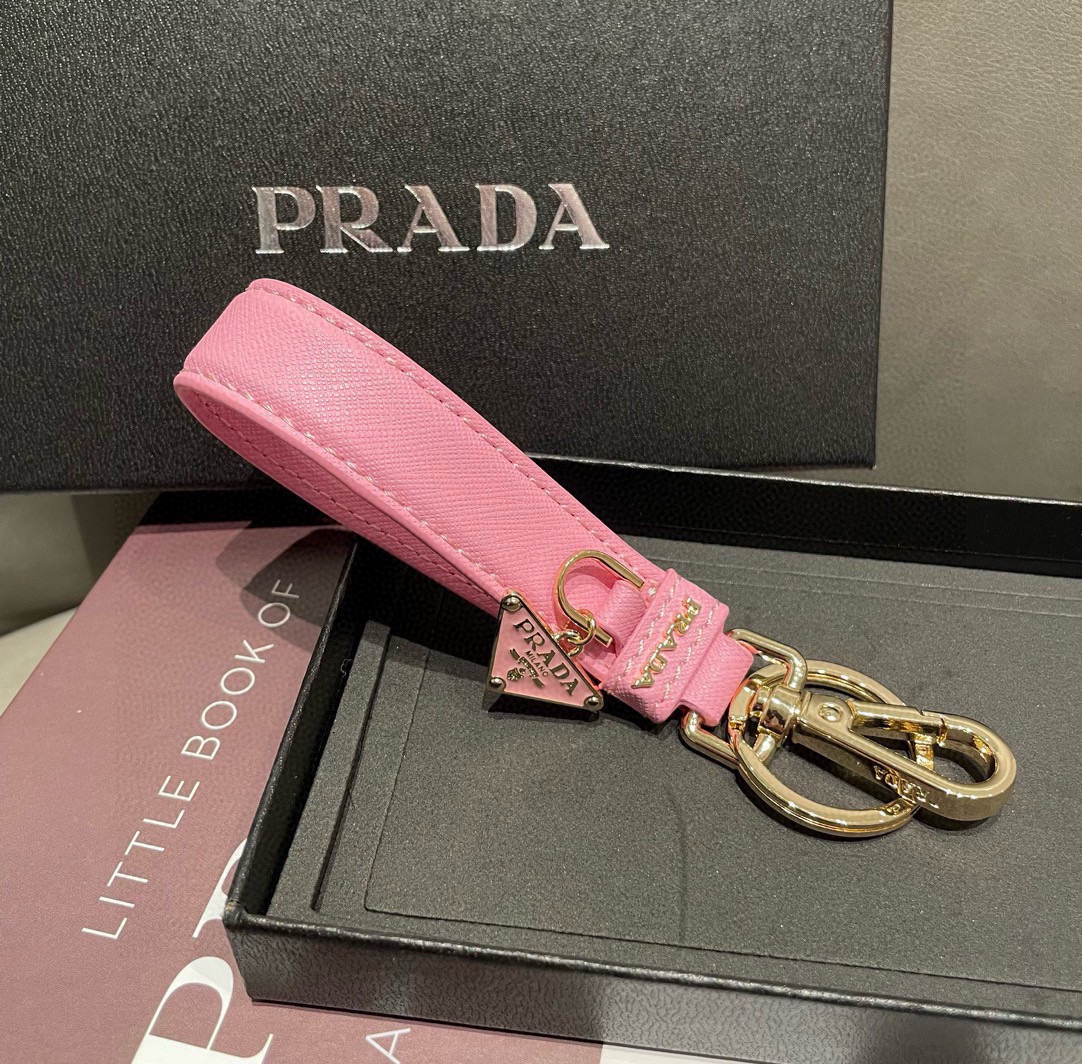 。普拉达 Prada 钥匙扣官网款，三角牌吊坠皮圈钥匙扣，车钥匙挂件包包配饰，顶级进口Pu材质➕抛光钢配