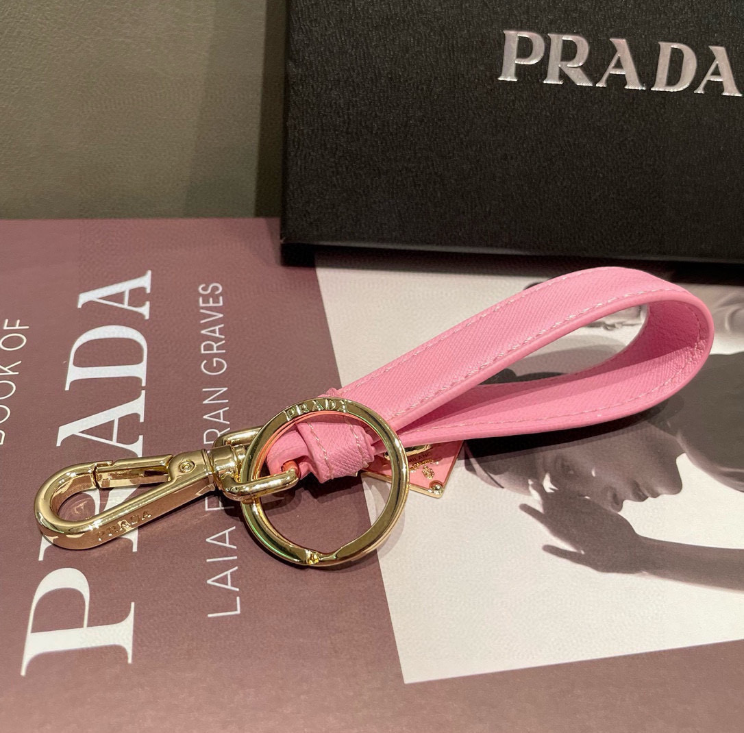。普拉达 Prada 钥匙扣官网款，三角牌吊坠皮圈钥匙扣，车钥匙挂件包包配饰，顶级进口Pu材质➕抛光钢配