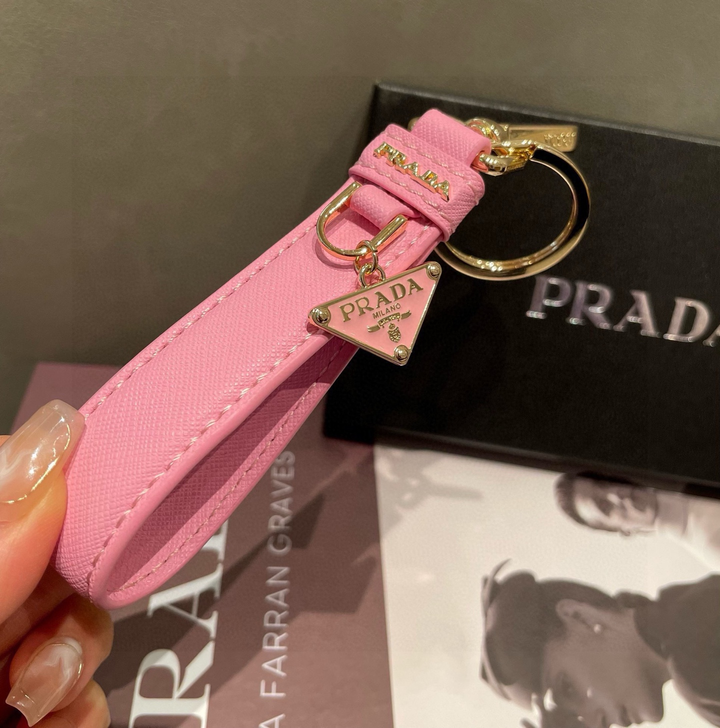 。普拉达 Prada 钥匙扣官网款，三角牌吊坠皮圈钥匙扣，车钥匙挂件包包配饰，顶级进口Pu材质➕抛光钢配