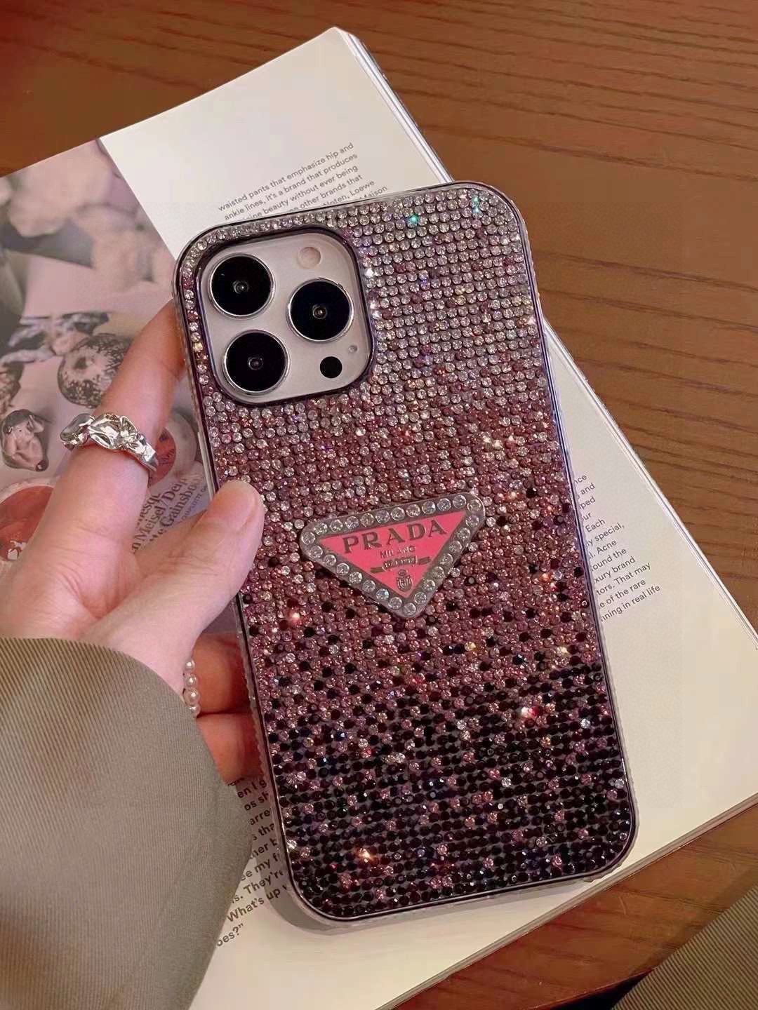 ❄️iPhone16系列更新💠 普拉达·PRADA官网同款闪钻全包手机壳，精准孔位  bingbing

