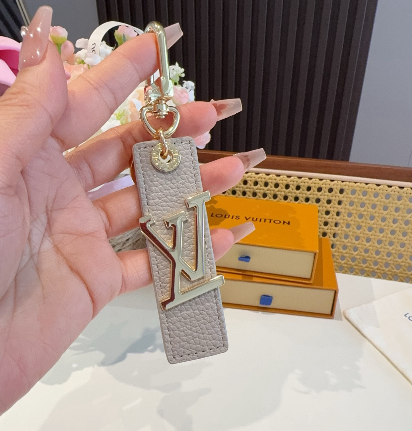  。LV钥匙扣  包饰 车钥匙挂件 LV OBLIQUE TAB 包饰与钥匙扣
LV Oblique T