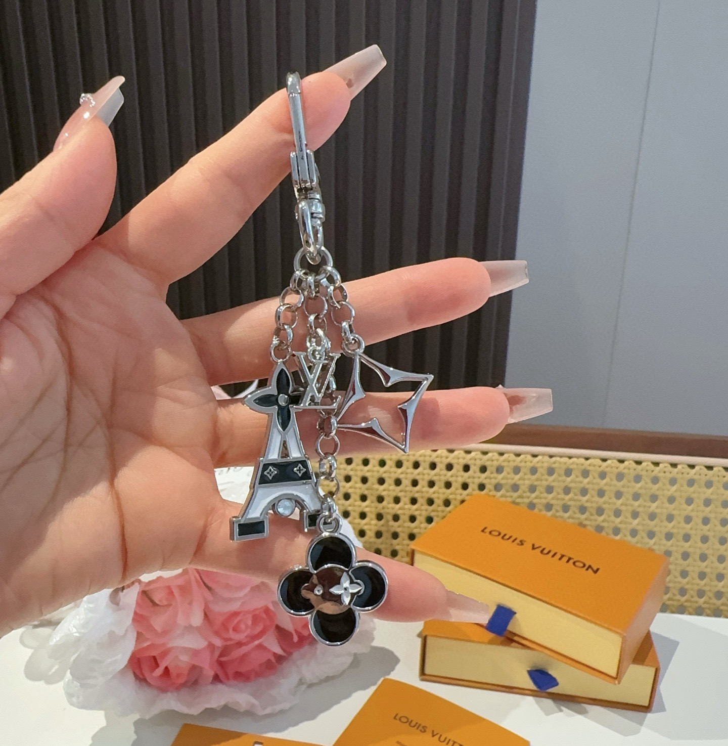
 🆕 Lv包饰与钥匙扣 包包挂件
LV 巴黎铁塔精巧链条四叶草铭牌装饰，与小号尖瓣 Monogram 