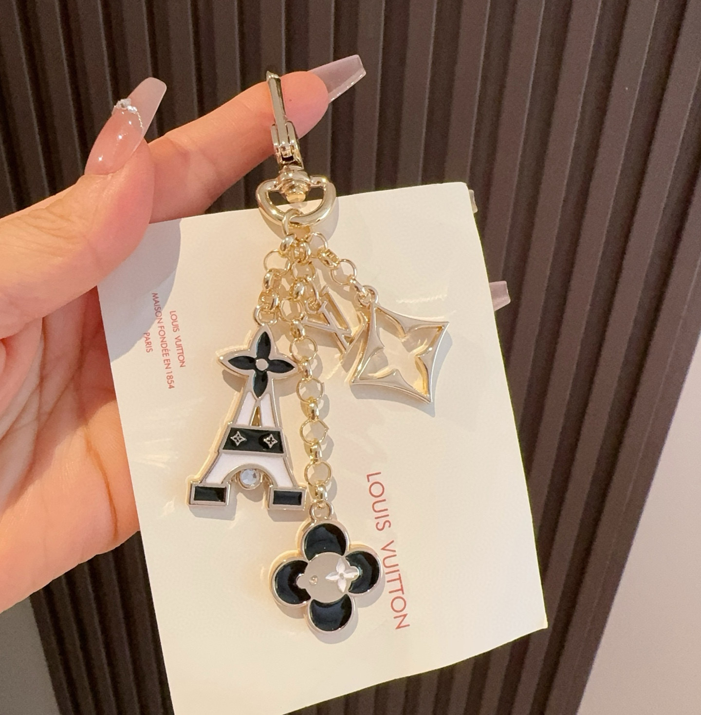 
 🆕 Lv包饰与钥匙扣 包包挂件
LV 巴黎铁塔精巧链条四叶草铭牌装饰，与小号尖瓣 Monogram 