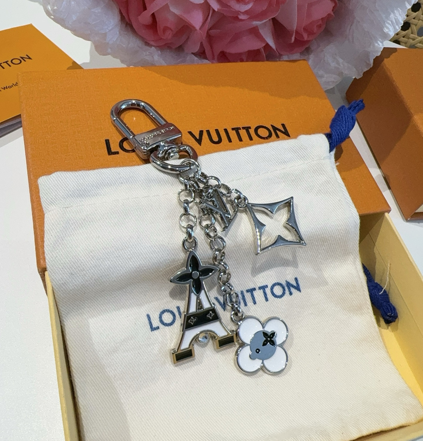 
 🆕 Lv包饰与钥匙扣 包包挂件
LV 巴黎铁塔精巧链条四叶草铭牌装饰，与小号尖瓣 Monogram 