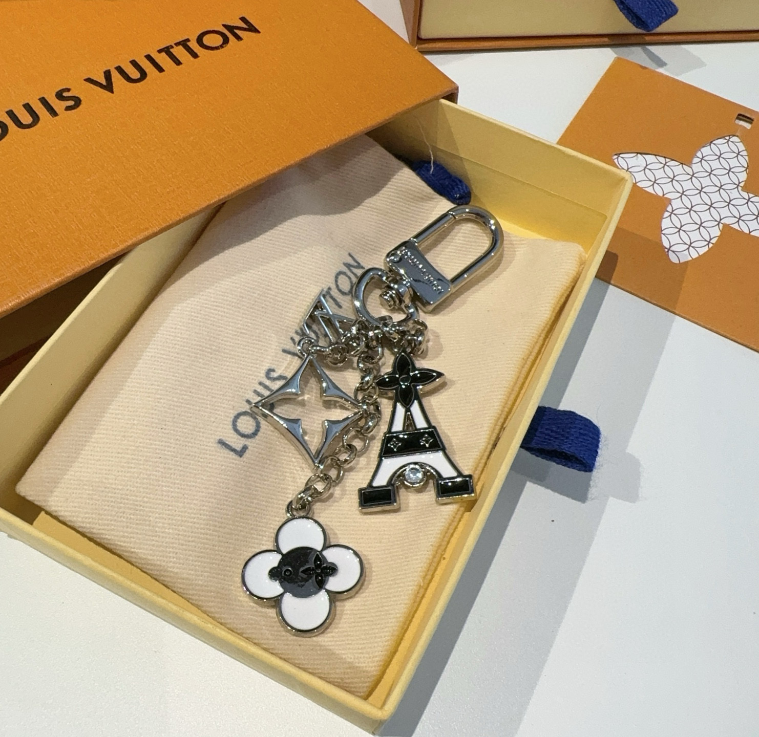 
 🆕 Lv包饰与钥匙扣 包包挂件
LV 巴黎铁塔精巧链条四叶草铭牌装饰，与小号尖瓣 Monogram 
