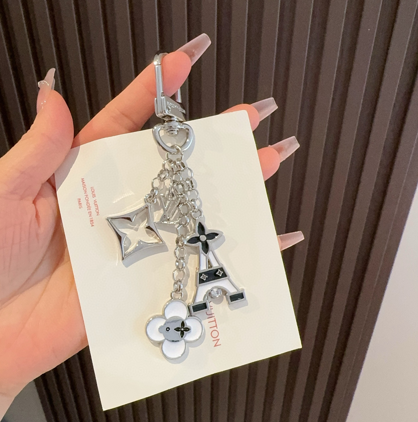 
 🆕 Lv包饰与钥匙扣 包包挂件
LV 巴黎铁塔精巧链条四叶草铭牌装饰，与小号尖瓣 Monogram 