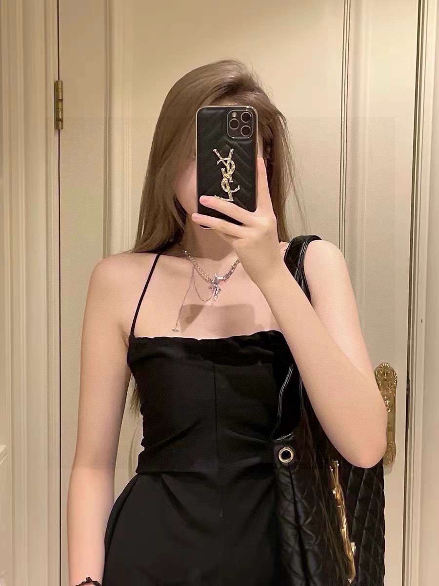 。YSL圣罗兰🖤🖤包包气垫同款 电镀工艺全包手机壳,凹造型神器强
型号:为了不出现报错型号,请打开本机