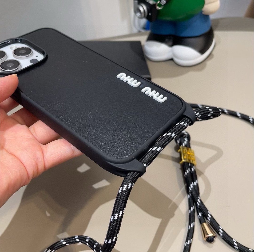 miumiu新款手机壳 官网同步更新 炫彩绳斜挎手机壳 带专柜同款金属扣
型号:为了不出现报错型号,请