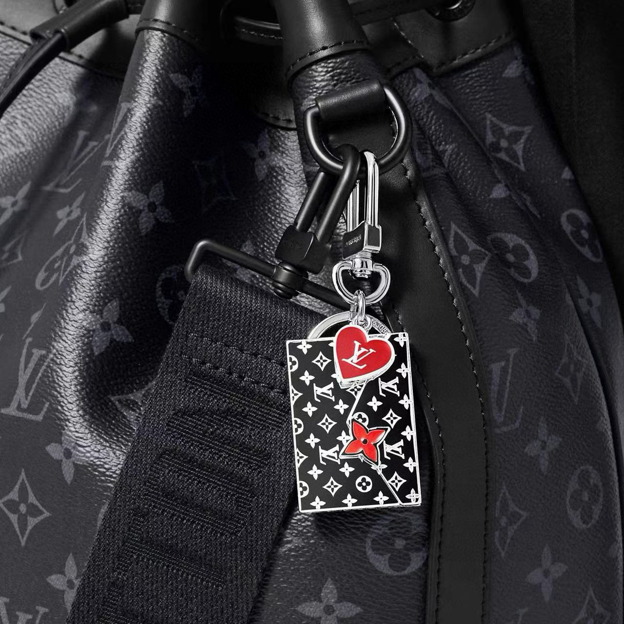 。LVENVELOPE包饰与钥匙扣 lv信封✉️钥匙扣挂件
本款 LV EnveloPe 包饰与钥匙扣以
