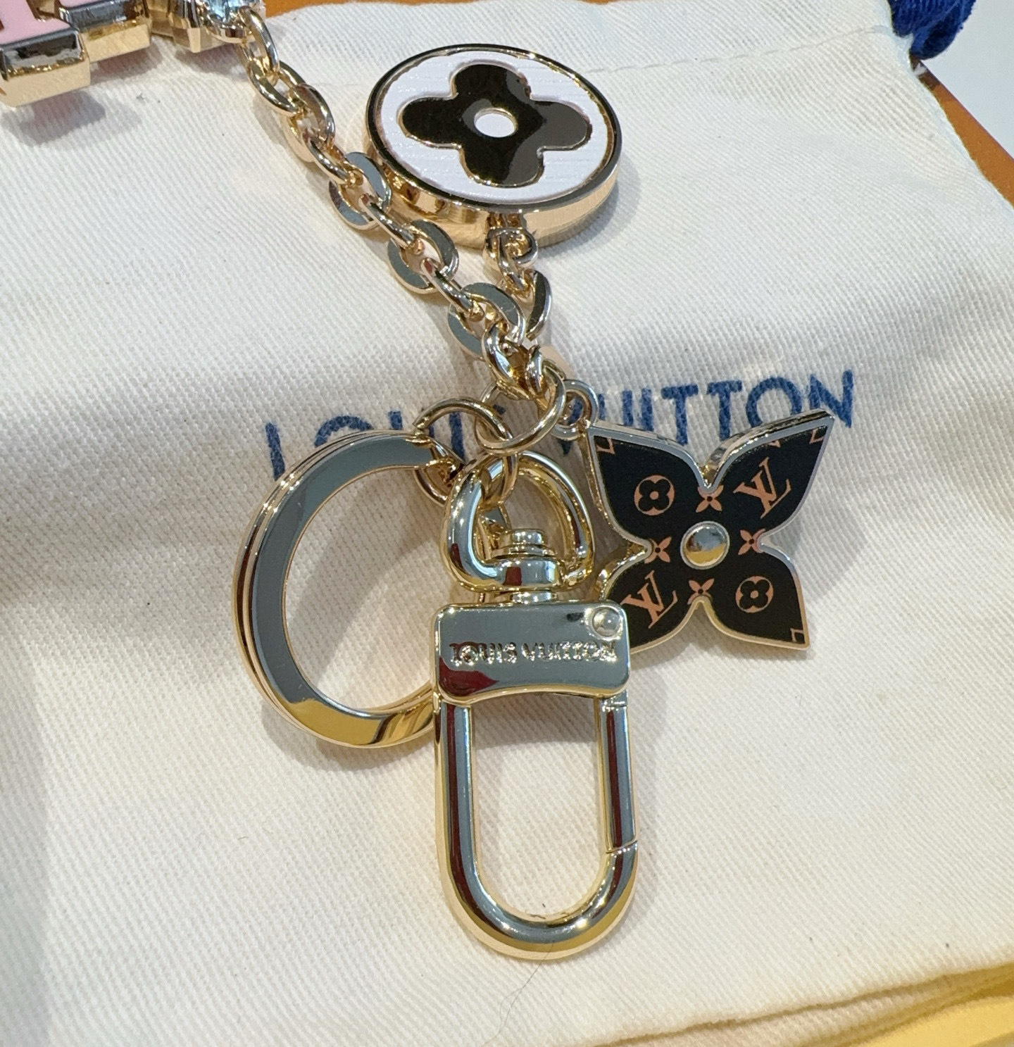  。Lv 钥匙扣包挂件
SPring Street Chain 包饰将 Monogram 花卉和 LV 