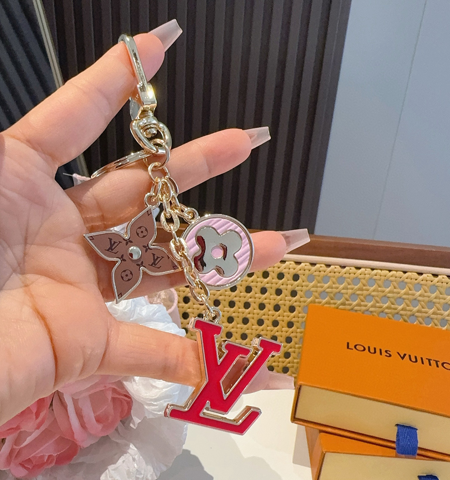  。Lv 钥匙扣包挂件
SPring Street Chain 包饰将 Monogram 花卉和 LV 
