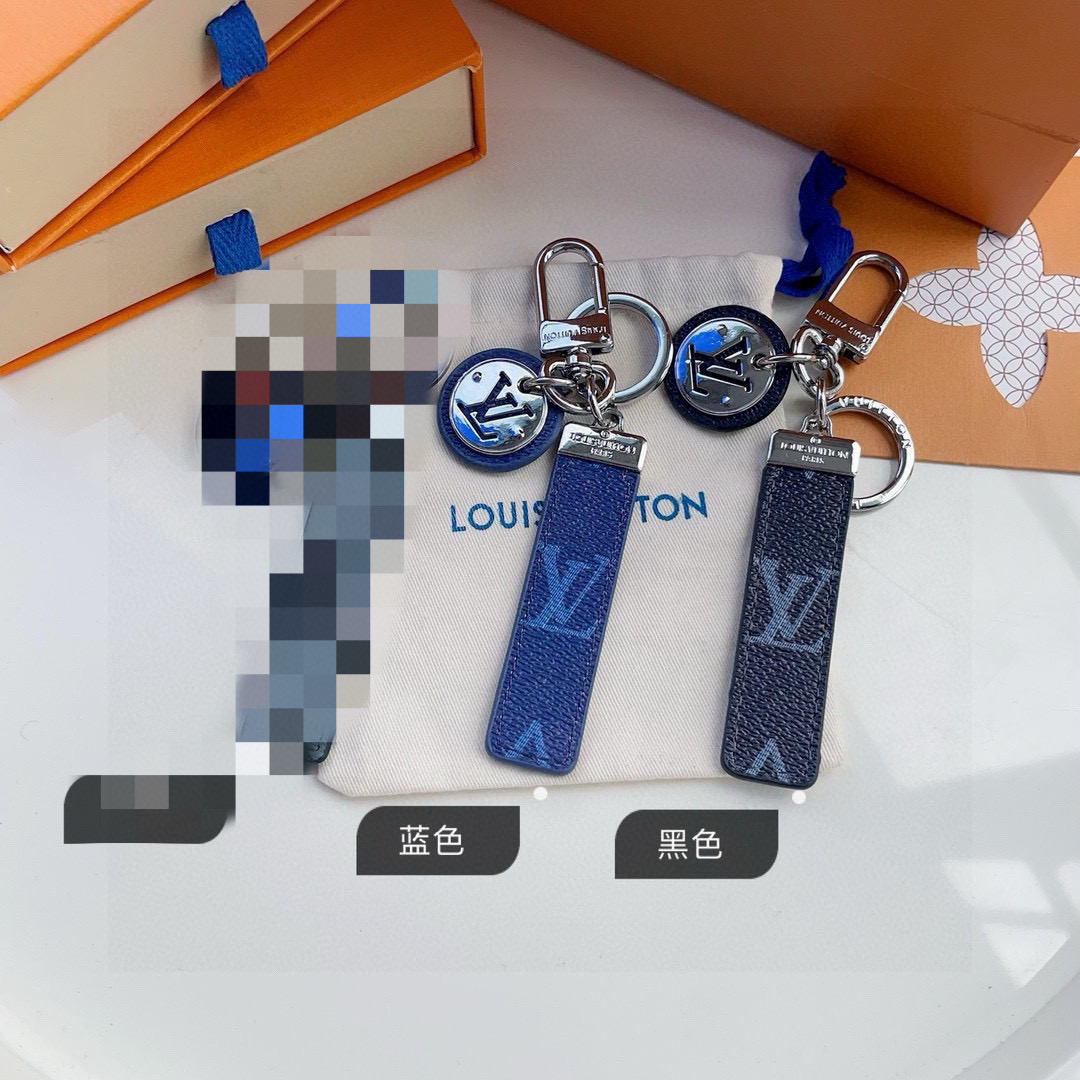  Lv钥匙扣 借鉴旅行袋中的钥匙扣设计，可满足各种时尚品味的实用配饰。新版Monogram EcliP