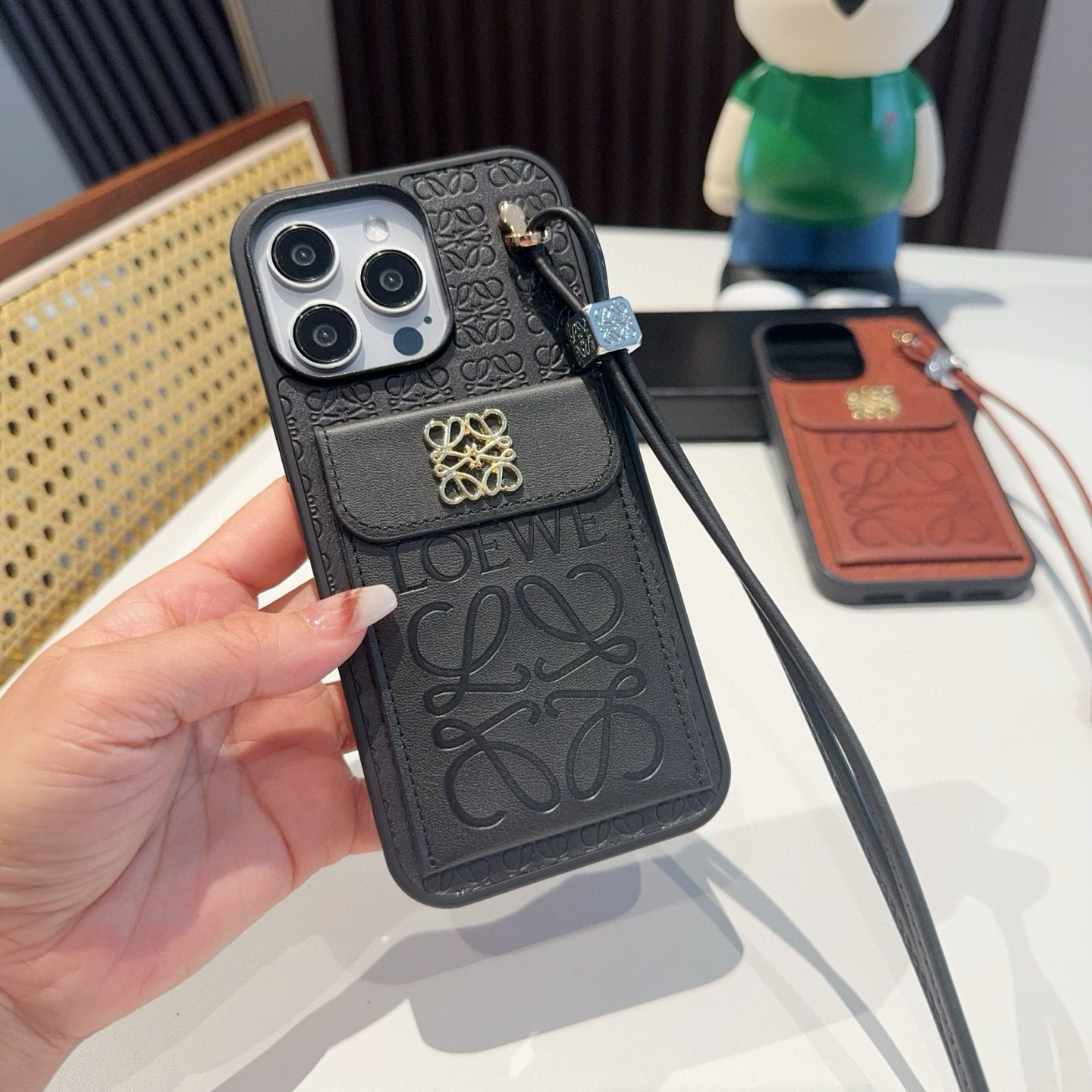 💕罗意威.Loewe翻盖插卡手机壳 短款手腕绳  插卡手机壳
型号：为了不出现报错型号，请打开本机查看手