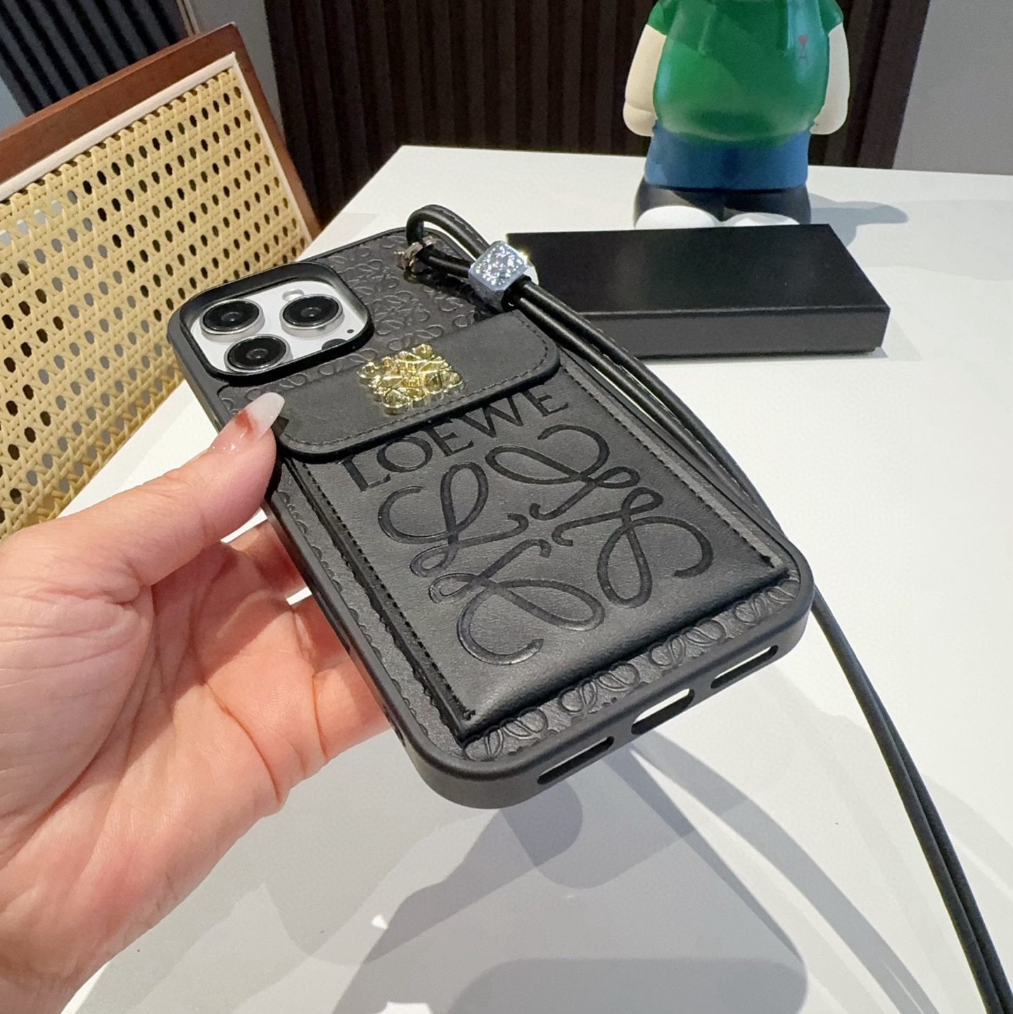 💕罗意威.Loewe翻盖插卡手机壳 短款手腕绳  插卡手机壳
型号：为了不出现报错型号，请打开本机查看手