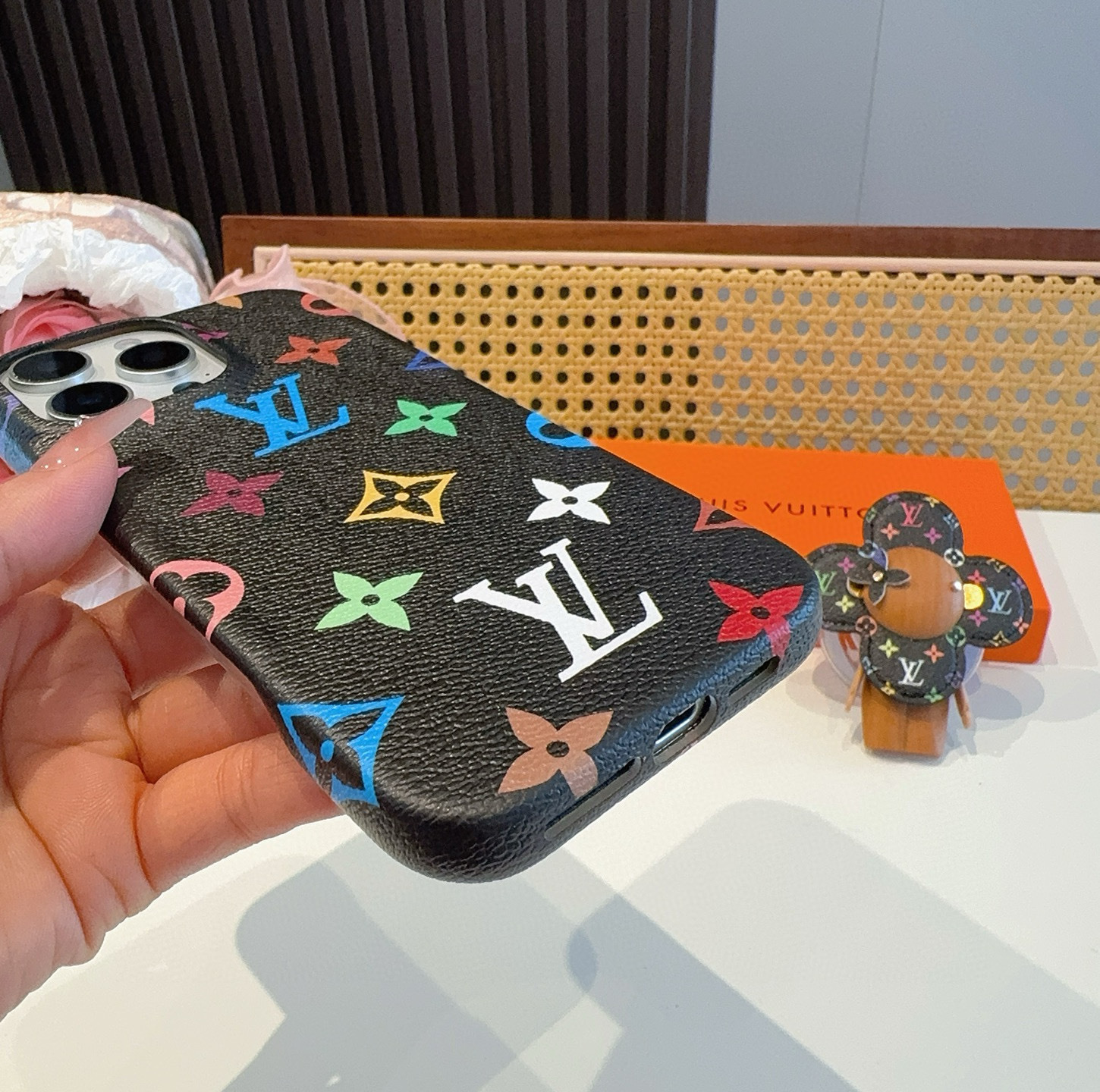 磁吸手机壳 磁吸支架 🆕Lv村上隆33彩 白三彩 黑三彩手机壳 Lv经典老花四包手机壳 薇薇安太阳