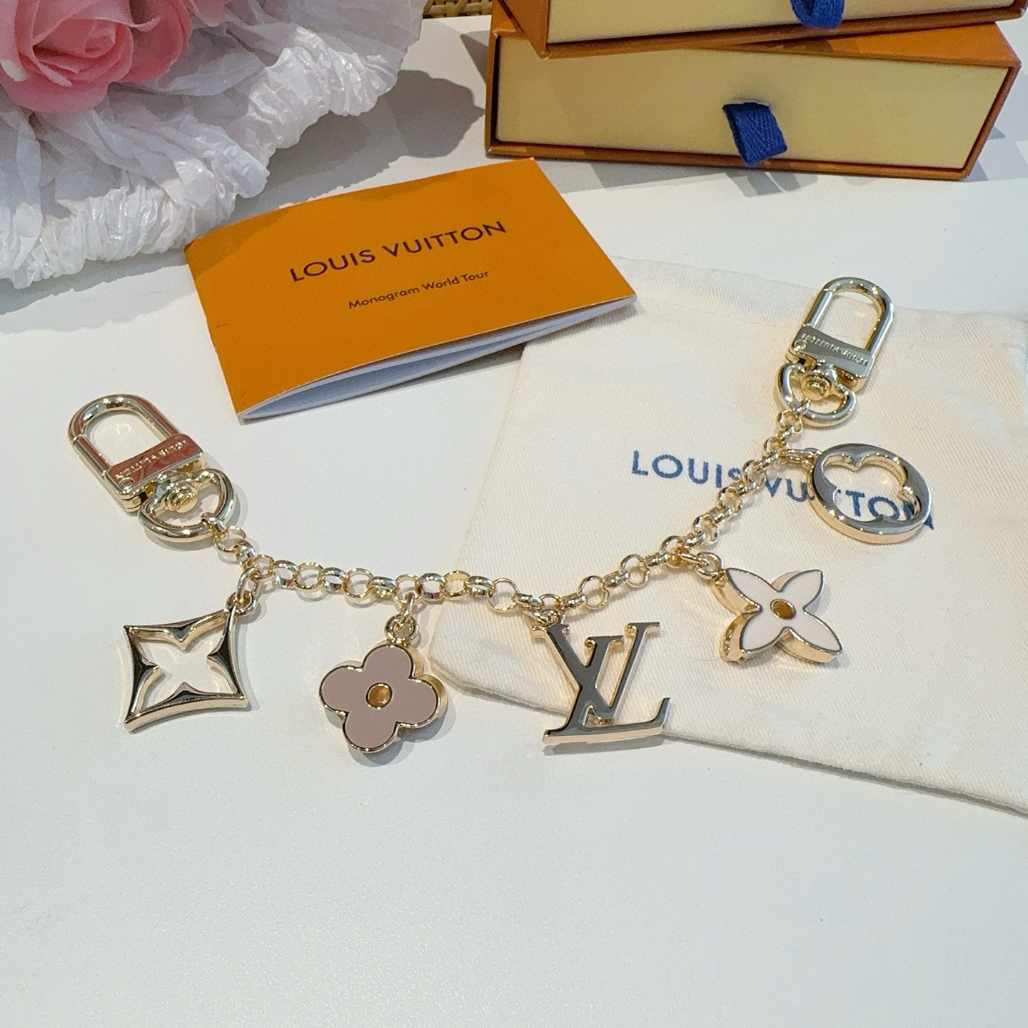  。 lv钥匙扣 包包挂链 挂饰
Fleur de Monogram 包饰链条聚焦经典 Monogram