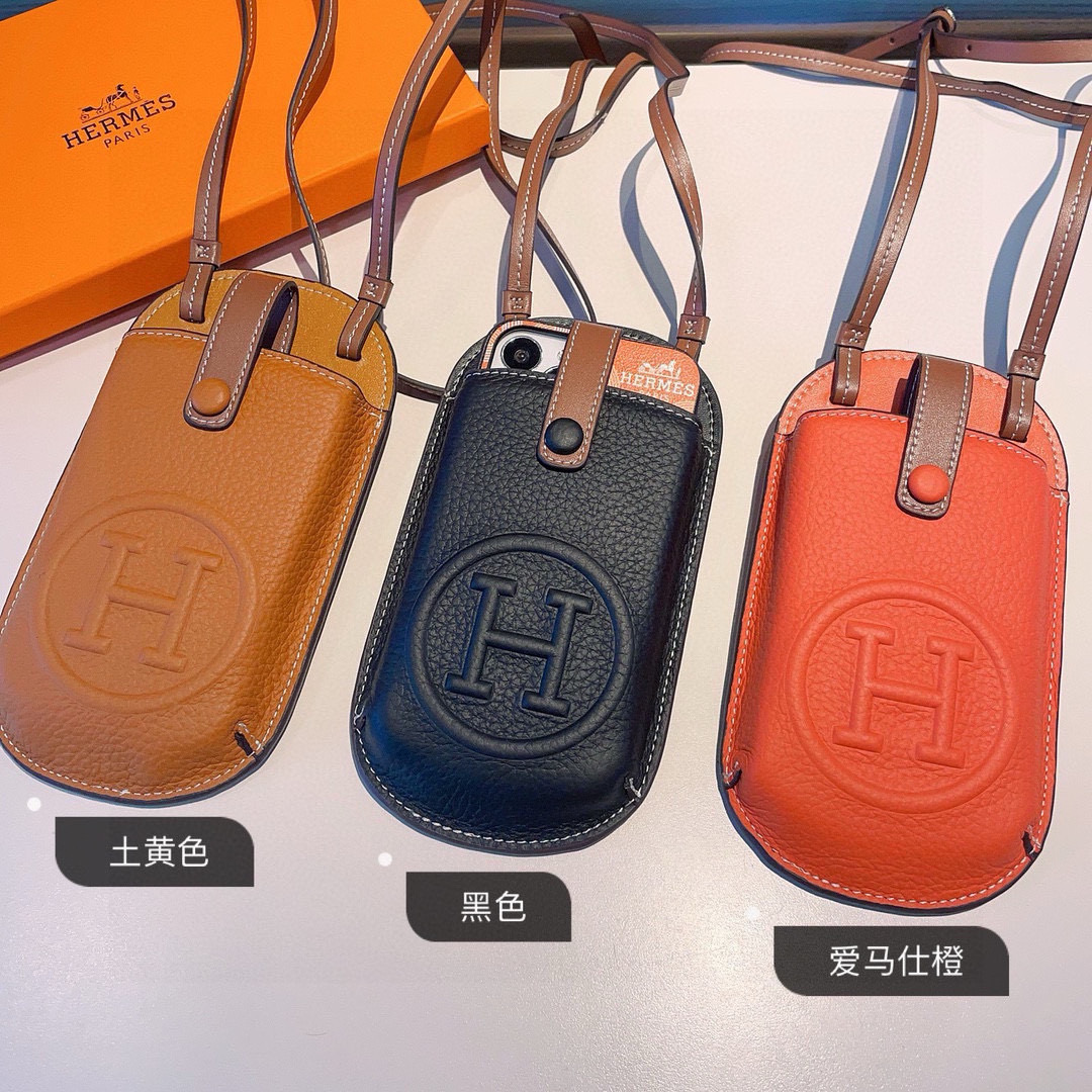  。爱马仕H手机包斜挎包包，肩带🉑️调节，头层牛皮做工精致，前后双袋设计，后袋卡包可放卡片身份证，出门不
