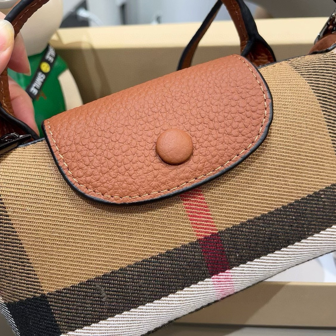  ❤️Burberry巴宝莉手机包，经典格子帆布拼接牛皮，斜挎小包官网同款 mini手提包包
生活出门不