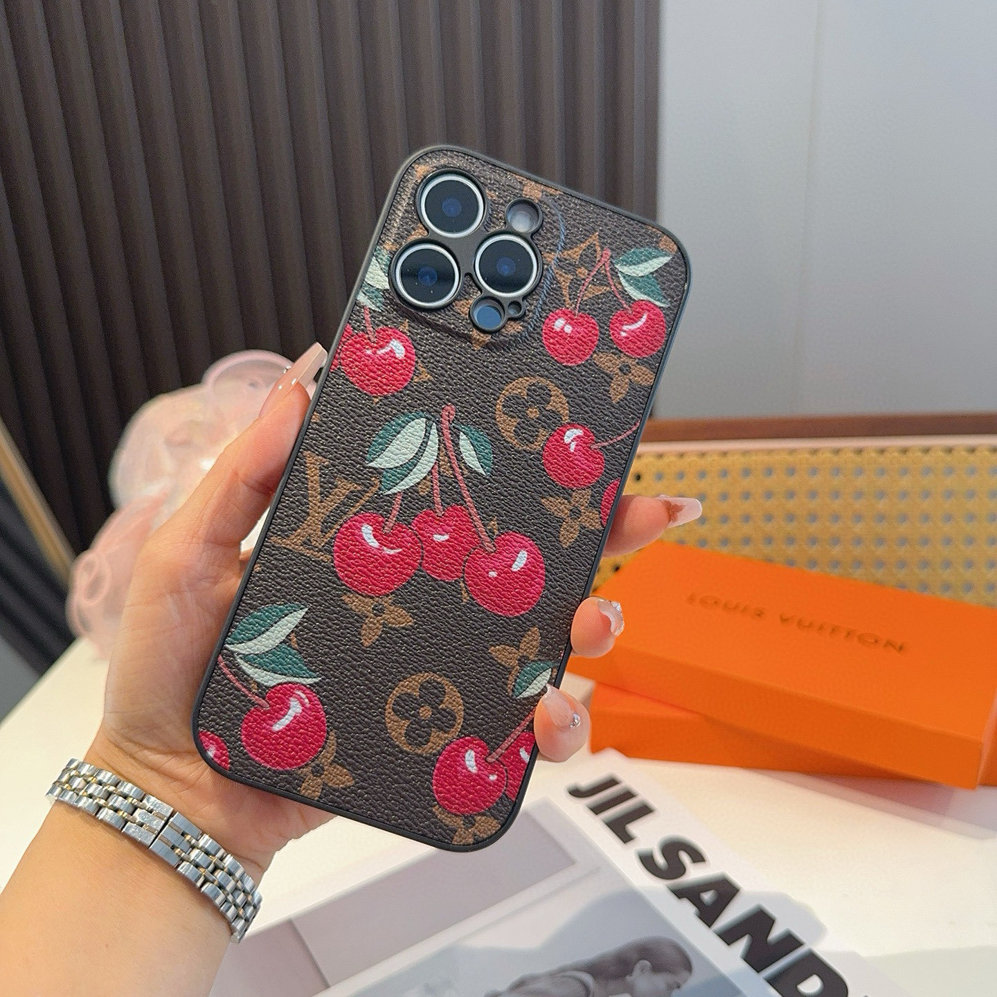 。Lv精孔全包手机壳 村上隆合作款樱桃🍒图案Lv全包围边皮质手机壳
型号:为了不出现报错型号,请打开本