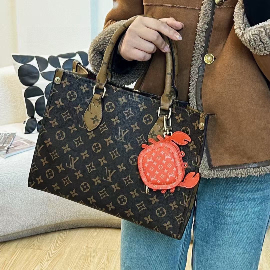 🆕官网新品 热卖Louis Vuitton 路易威登lv 小螃蟹耳机包钥匙扣挂件挂饰 Lv钥匙包蓝牙耳