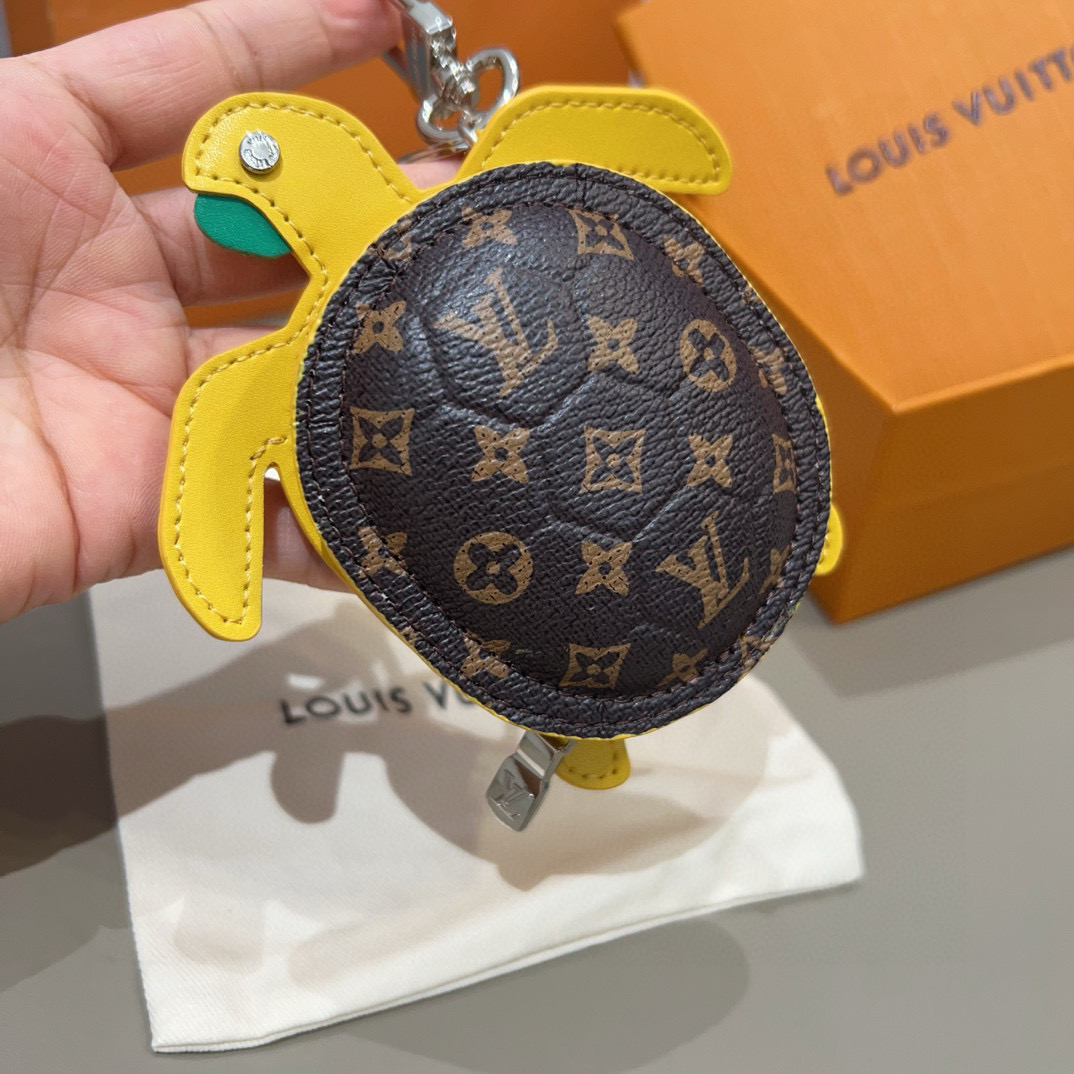  。官网新品M01471Louis Vuitton 路易威登海龟🐢乌龟包钥匙扣挂件 LV蓝牙耳机包 Tu