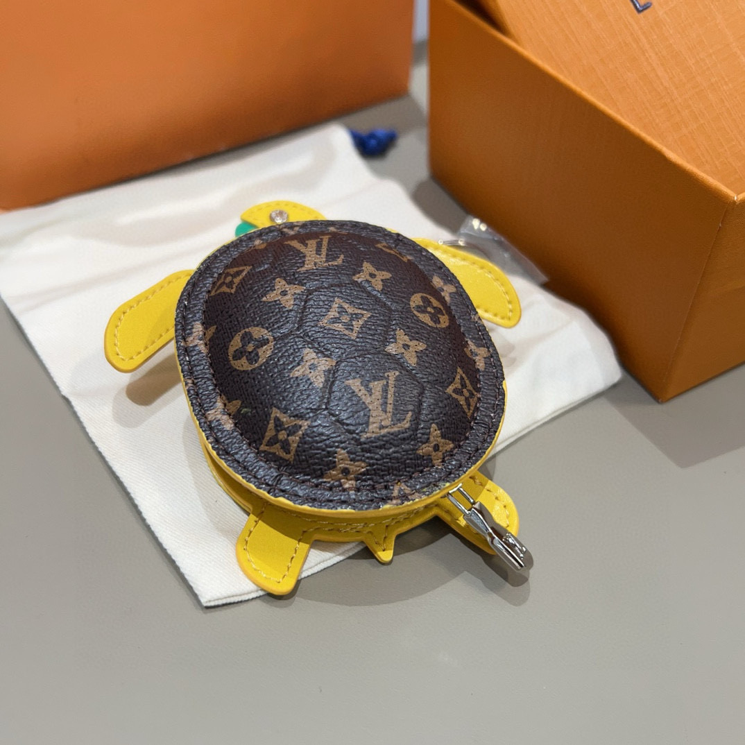  。官网新品M01471Louis Vuitton 路易威登海龟🐢乌龟包钥匙扣挂件 LV蓝牙耳机包 Tu
