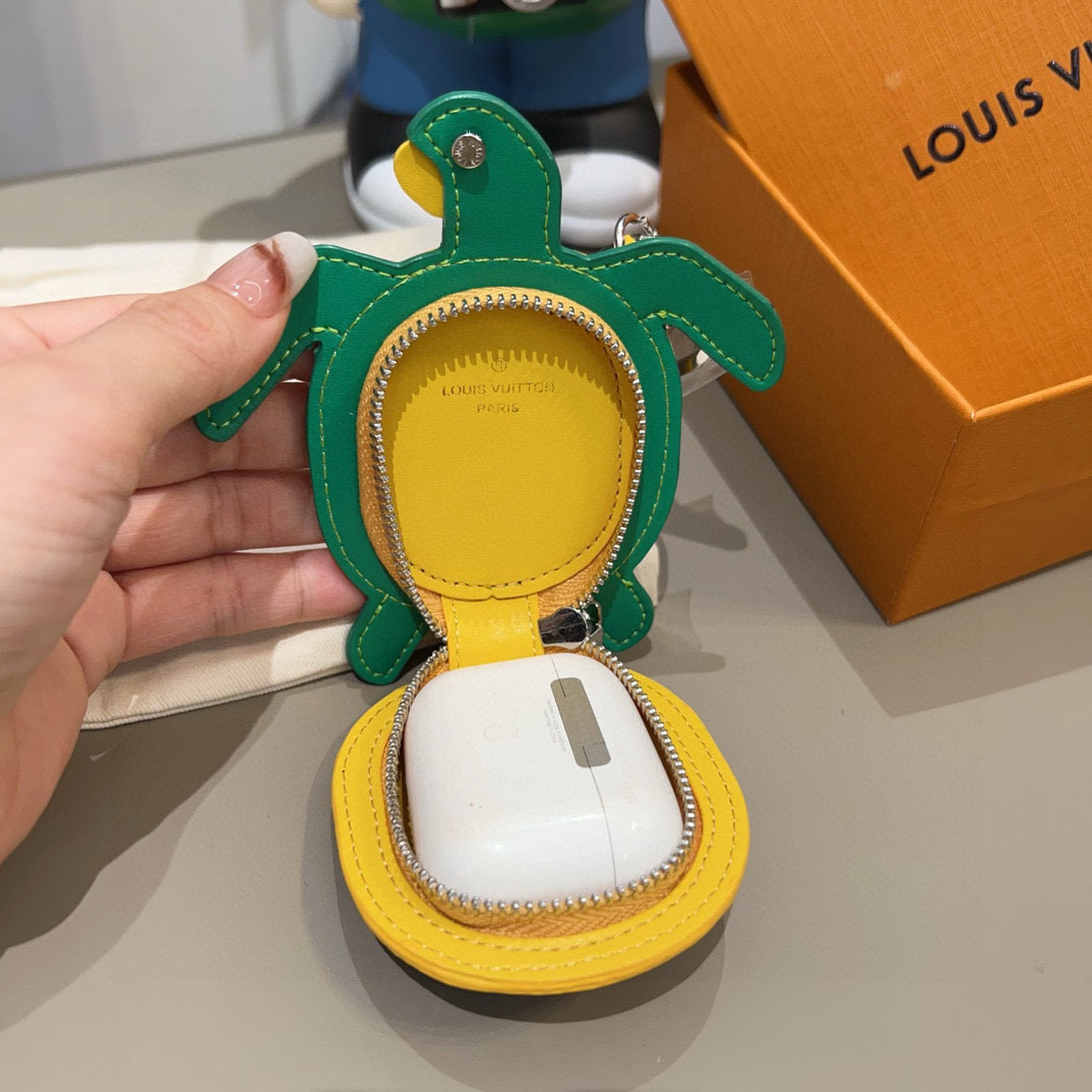  。官网新品M01471Louis Vuitton 路易威登海龟🐢乌龟包钥匙扣挂件 LV蓝牙耳机包 Tu