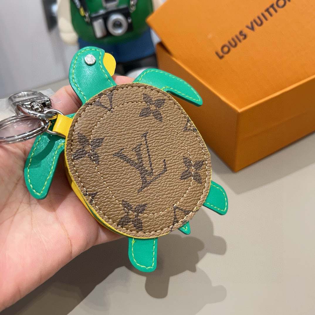  。官网新品M01471Louis Vuitton 路易威登海龟🐢乌龟包钥匙扣挂件 LV蓝牙耳机包 Tu