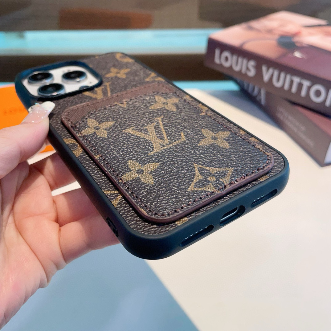  。Lv经典爆款 老花手机壳 lv老花插卡全包壳
 驴牌里的艺术性设计，为LV注入高端时尚
型号：为了不