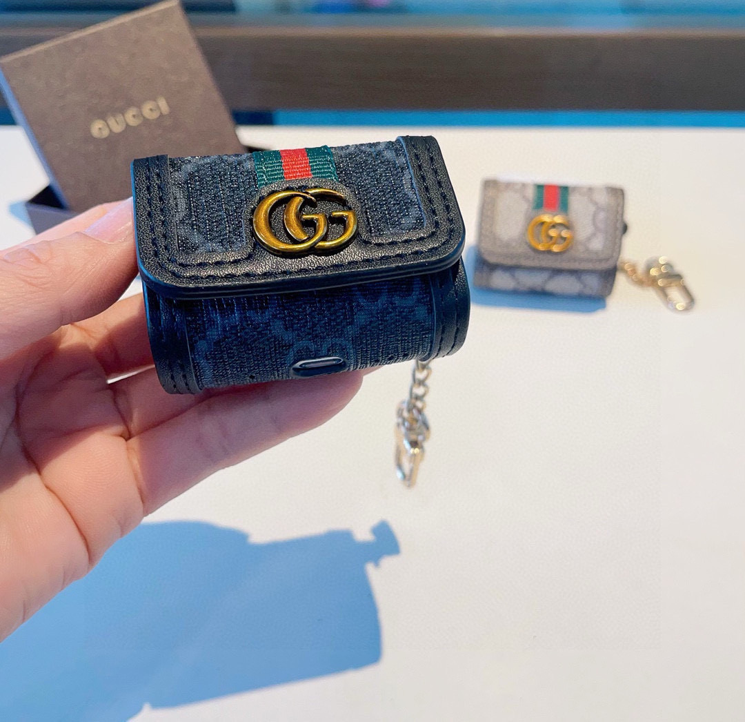 。Gucci古驰耳机包 经典老花原皮耳机套，钥匙扣包包挂件，一举两得！
AirPods 1/2通用款
A