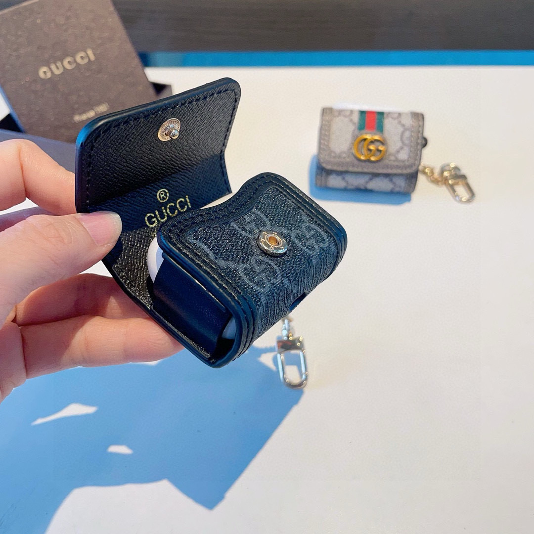 。Gucci古驰耳机包 经典老花原皮耳机套，钥匙扣包包挂件，一举两得！
AirPods 1/2通用款
A