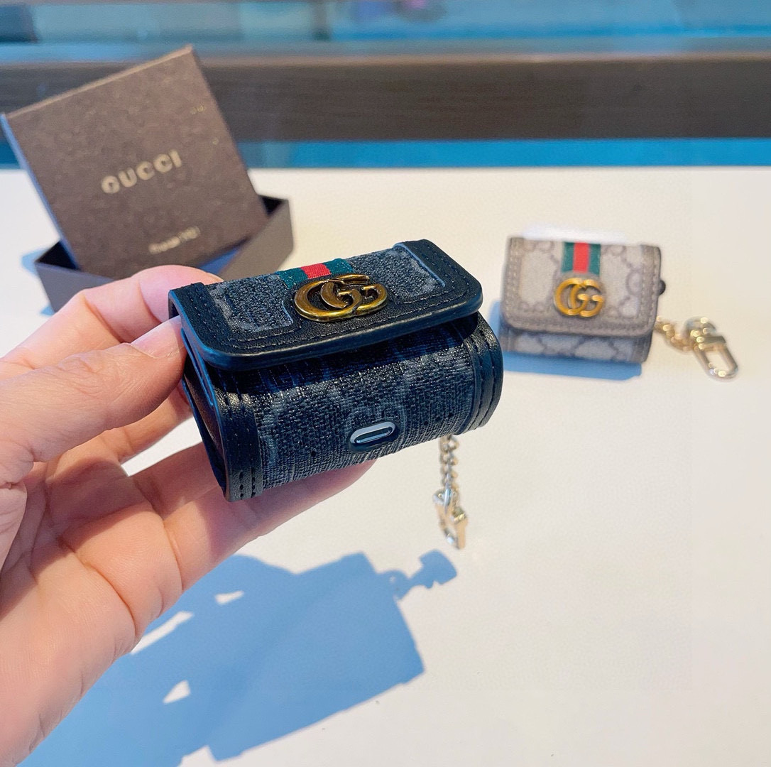 。Gucci古驰耳机包 经典老花原皮耳机套，钥匙扣包包挂件，一举两得！
AirPods 1/2通用款
A