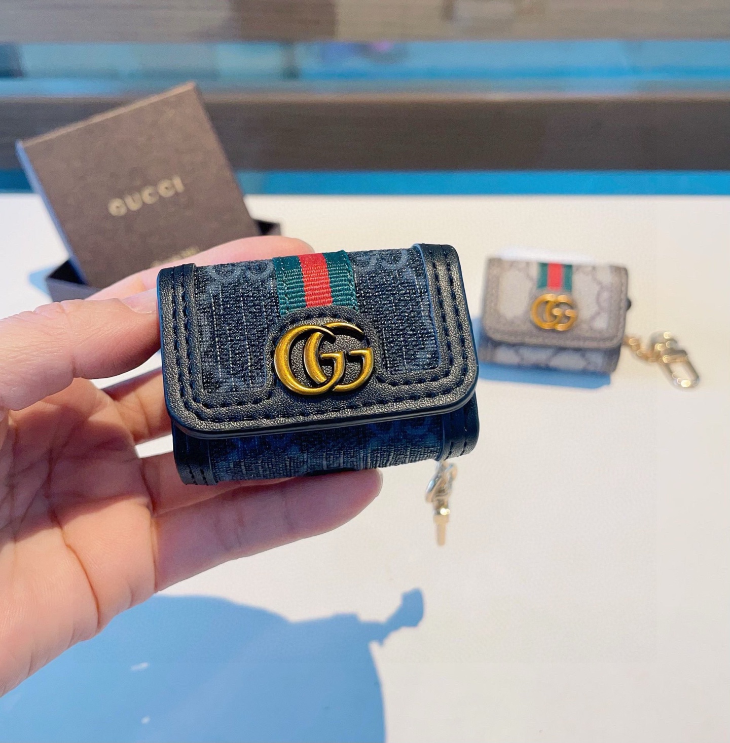 。Gucci古驰耳机包 经典老花原皮耳机套，钥匙扣包包挂件，一举两得！
AirPods 1/2通用款
A
