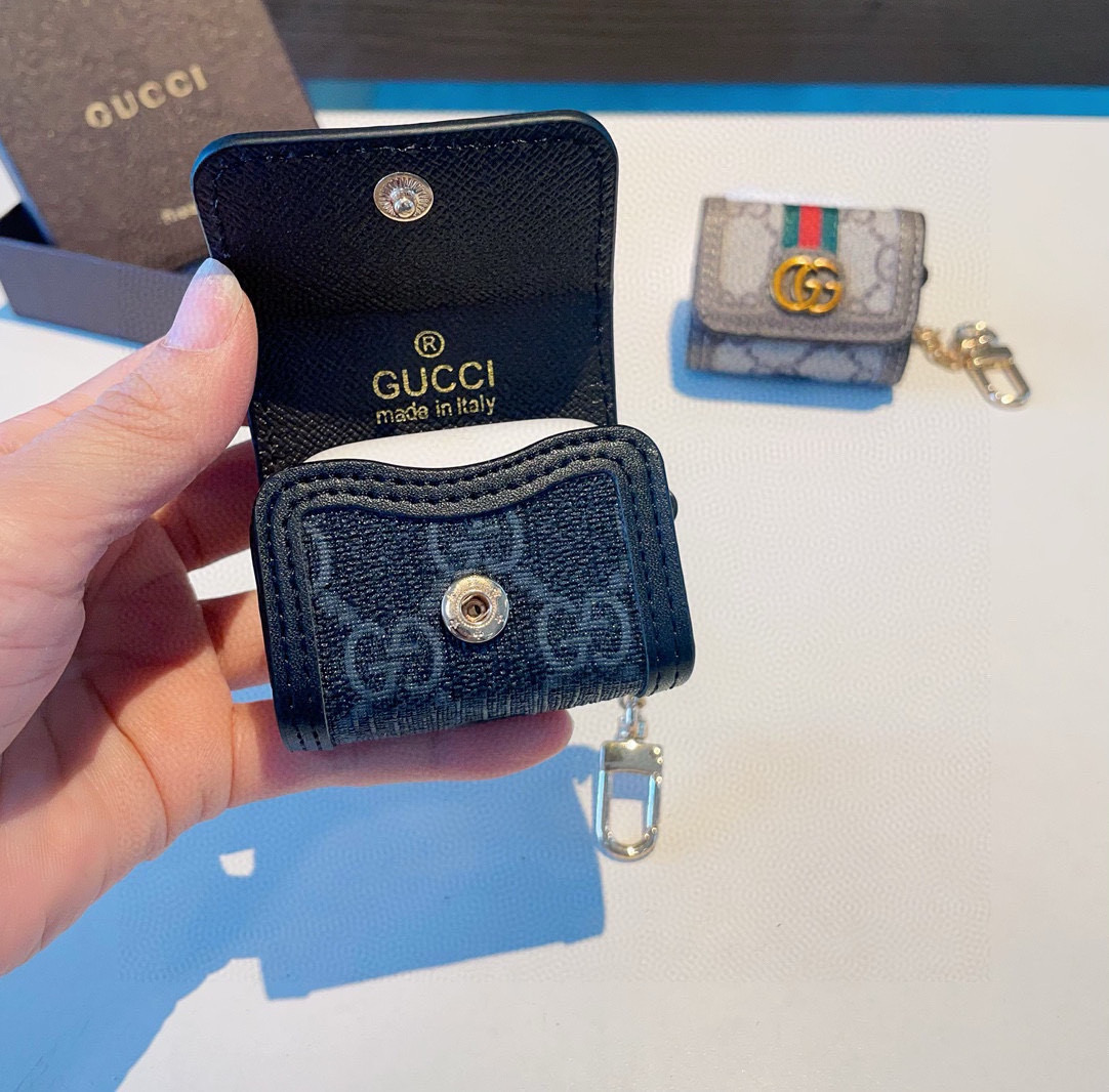 。Gucci古驰耳机包 经典老花原皮耳机套，钥匙扣包包挂件，一举两得！
AirPods 1/2通用款
A