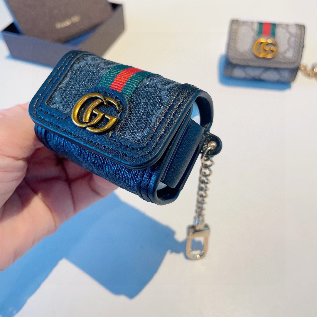 。Gucci古驰耳机包 经典老花原皮耳机套，钥匙扣包包挂件，一举两得！
AirPods 1/2通用款
A