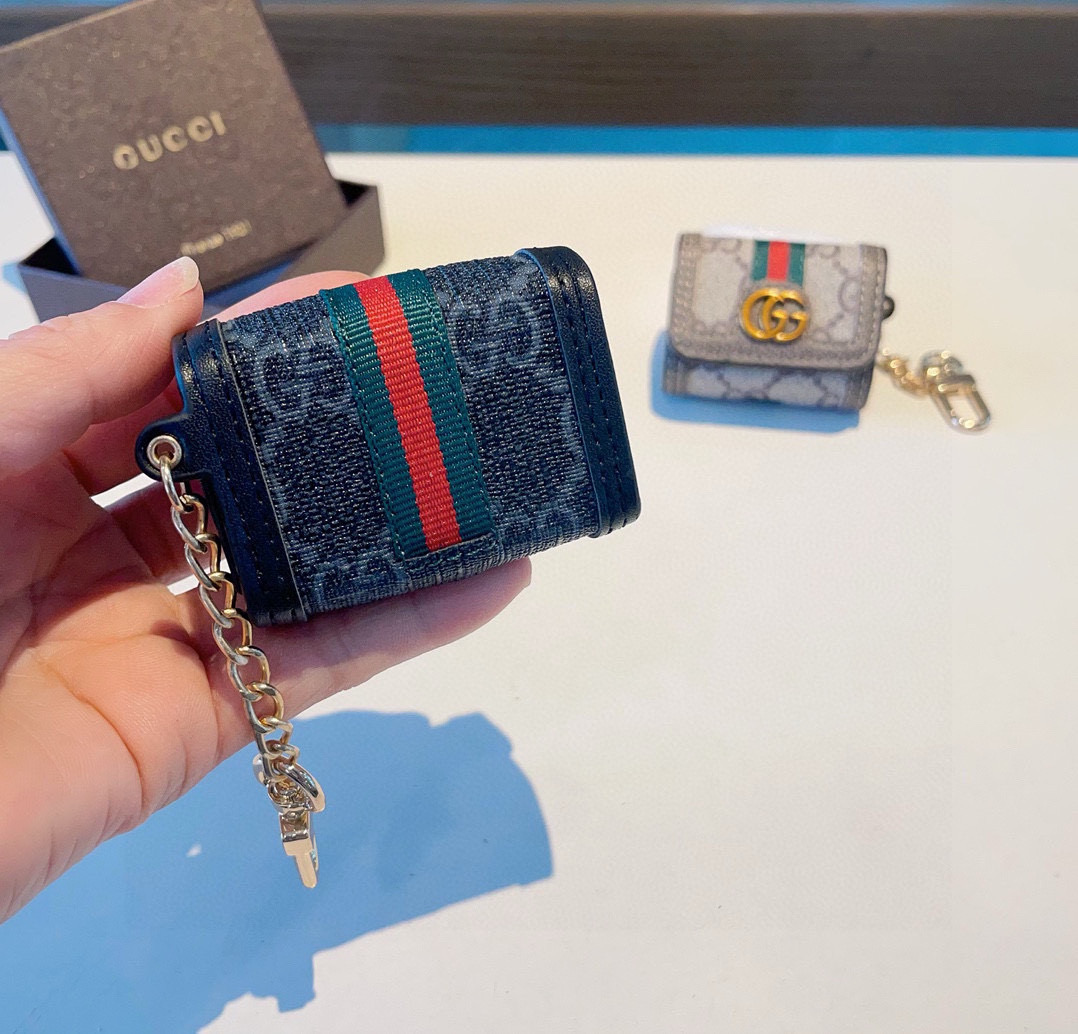 。Gucci古驰耳机包 经典老花原皮耳机套，钥匙扣包包挂件，一举两得！
AirPods 1/2通用款
A