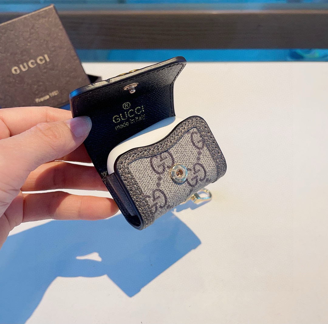 。Gucci古驰耳机包 经典老花原皮耳机套，钥匙扣包包挂件，一举两得！
AirPods 1/2通用款
A